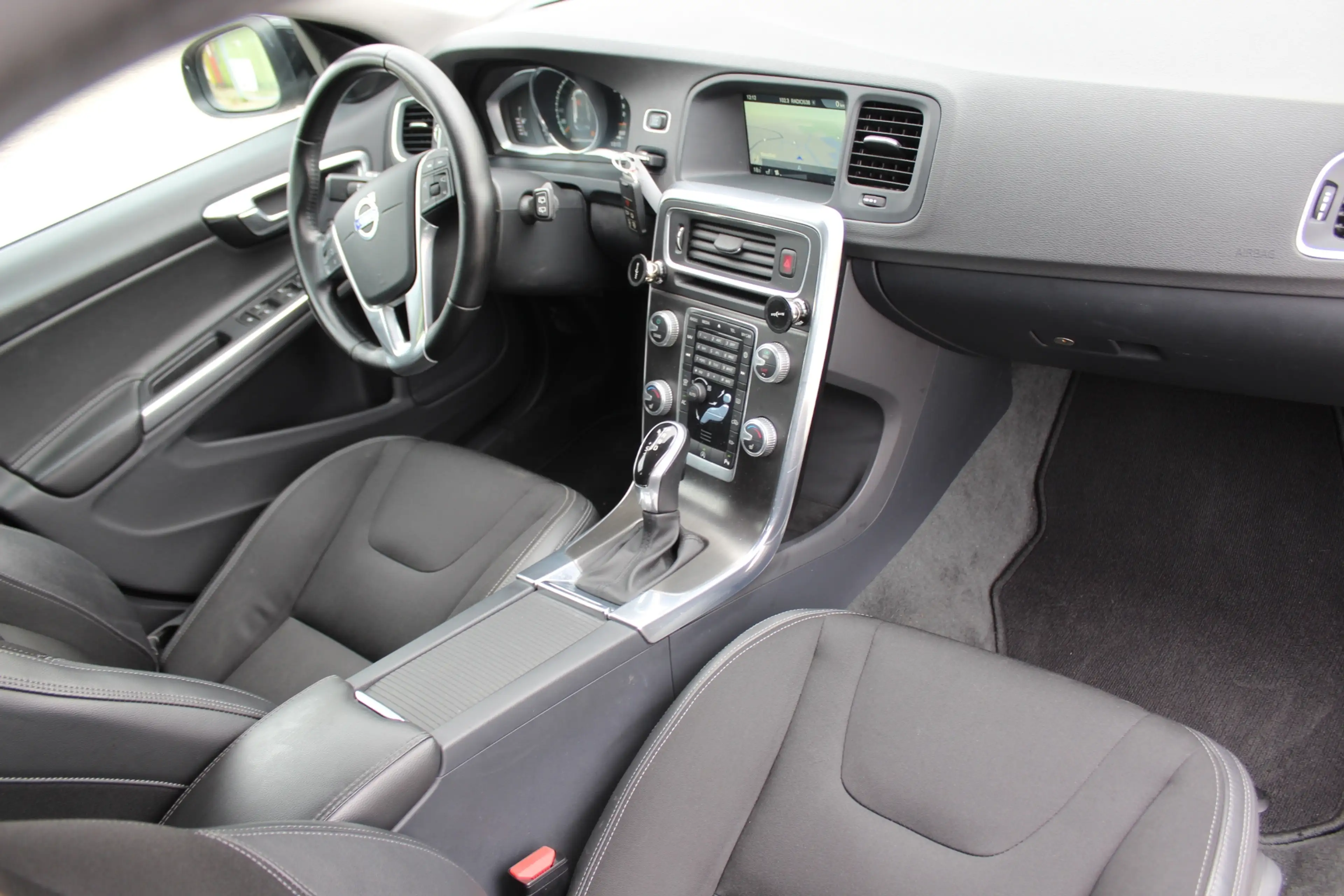 Volvo V60 2.0 D4 Nordic+ NETTE AUTOMAAT DEALER ONDERHOUDEN T — photo 10