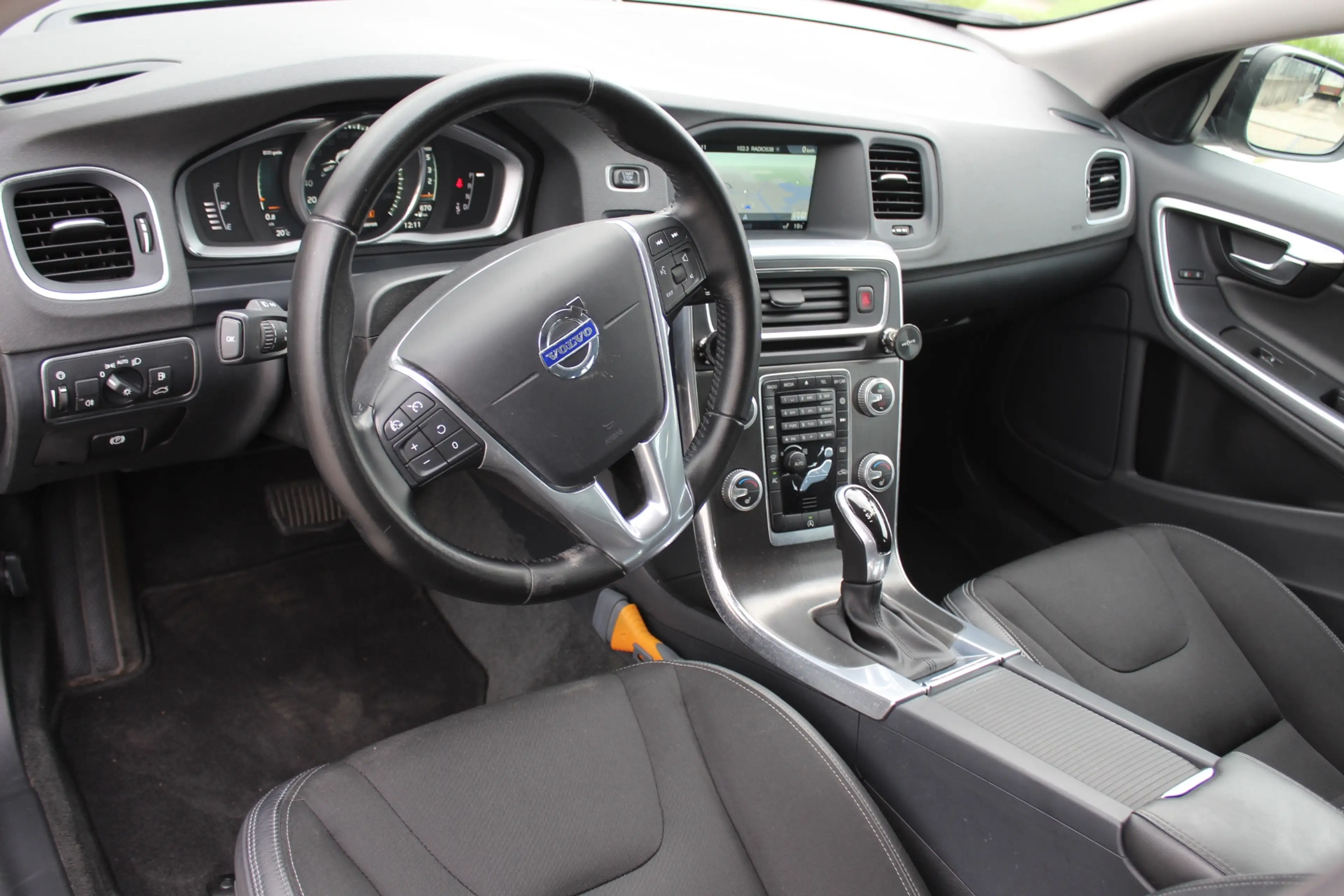 Volvo V60 2.0 D4 Nordic+ NETTE AUTOMAAT DEALER ONDERHOUDEN T — photo 21