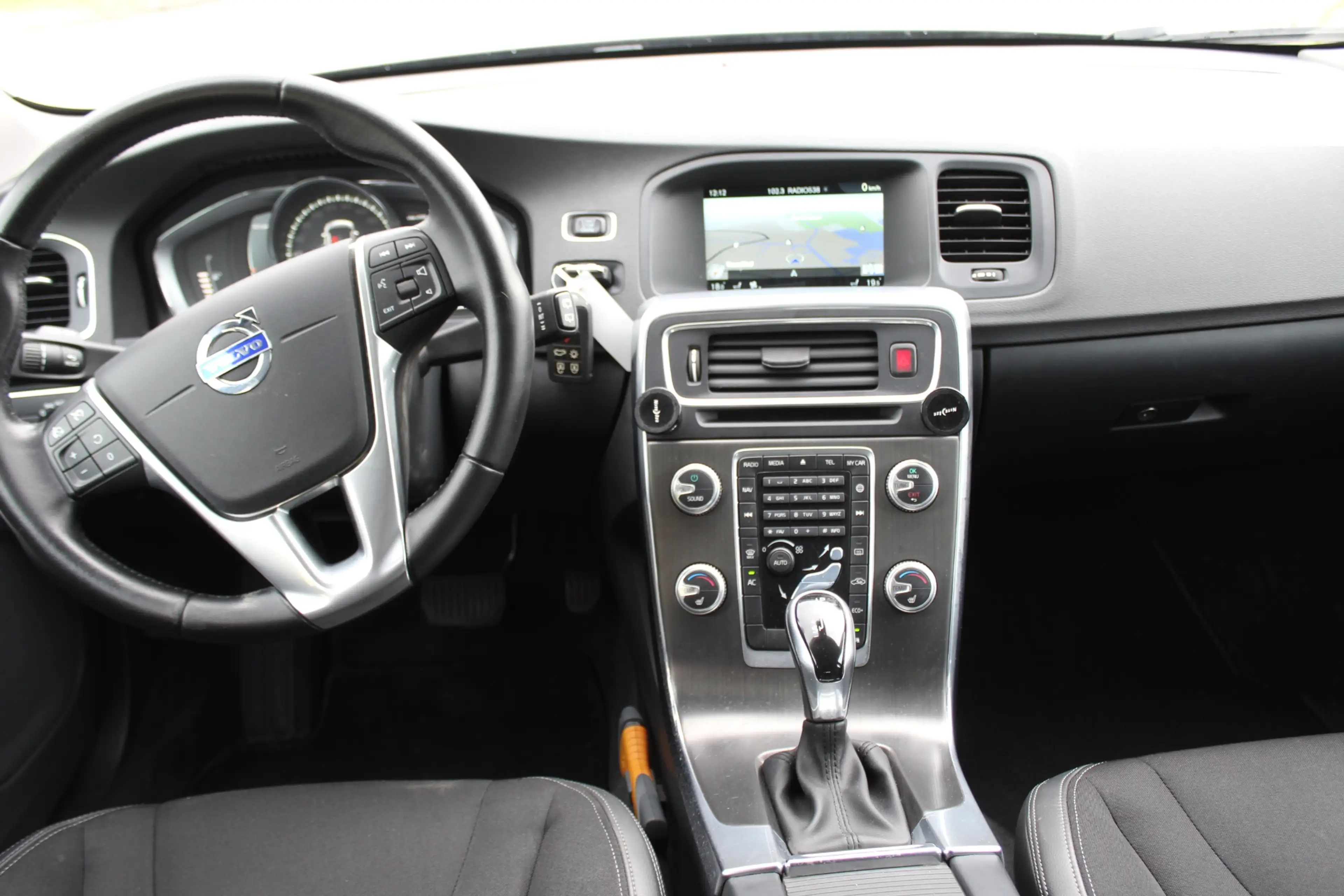 Volvo V60 2.0 D4 Nordic+ NETTE AUTOMAAT DEALER ONDERHOUDEN T — photo 32