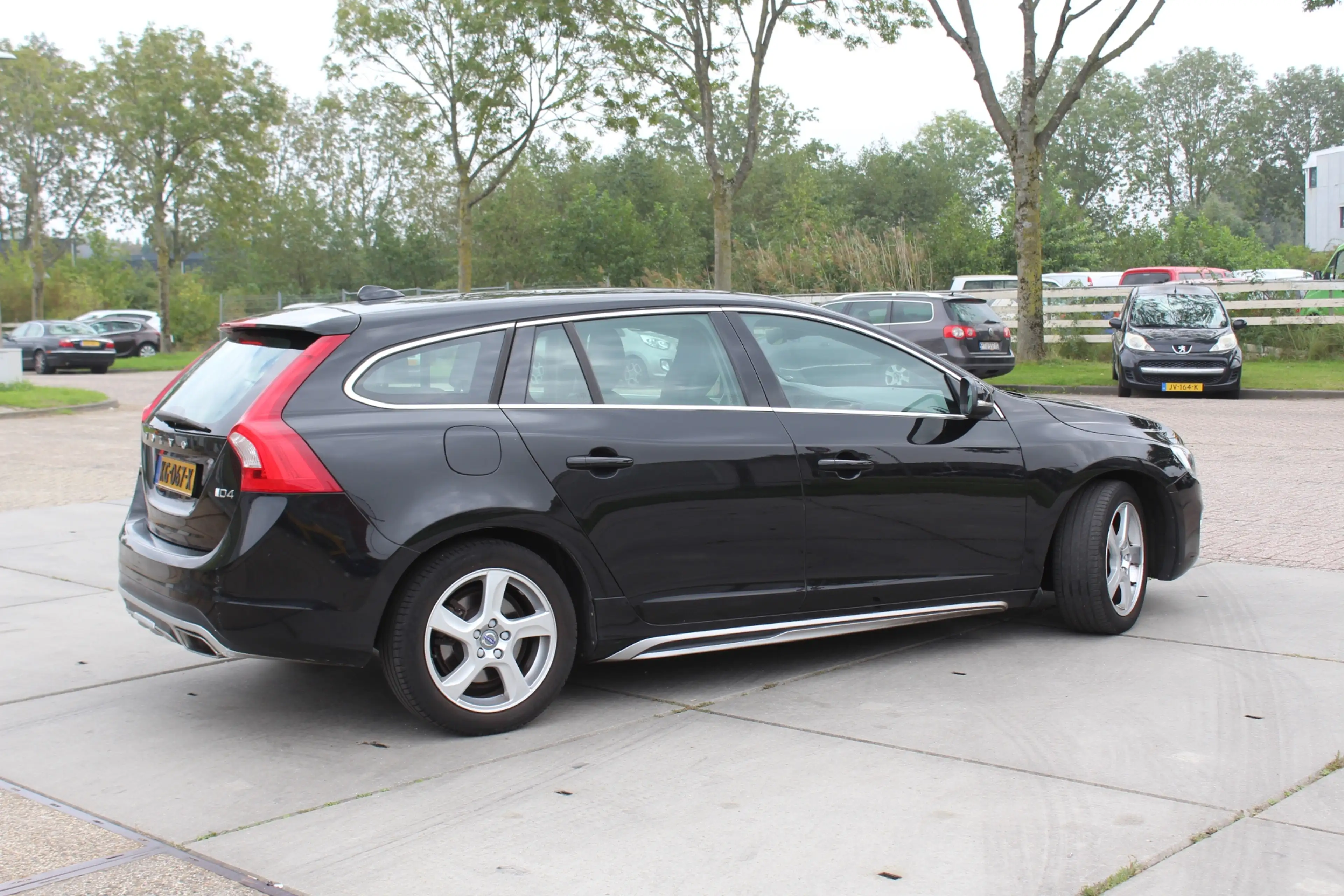 Volvo V60 2.0 D4 Nordic+ NETTE AUTOMAAT DEALER ONDERHOUDEN T — photo 2