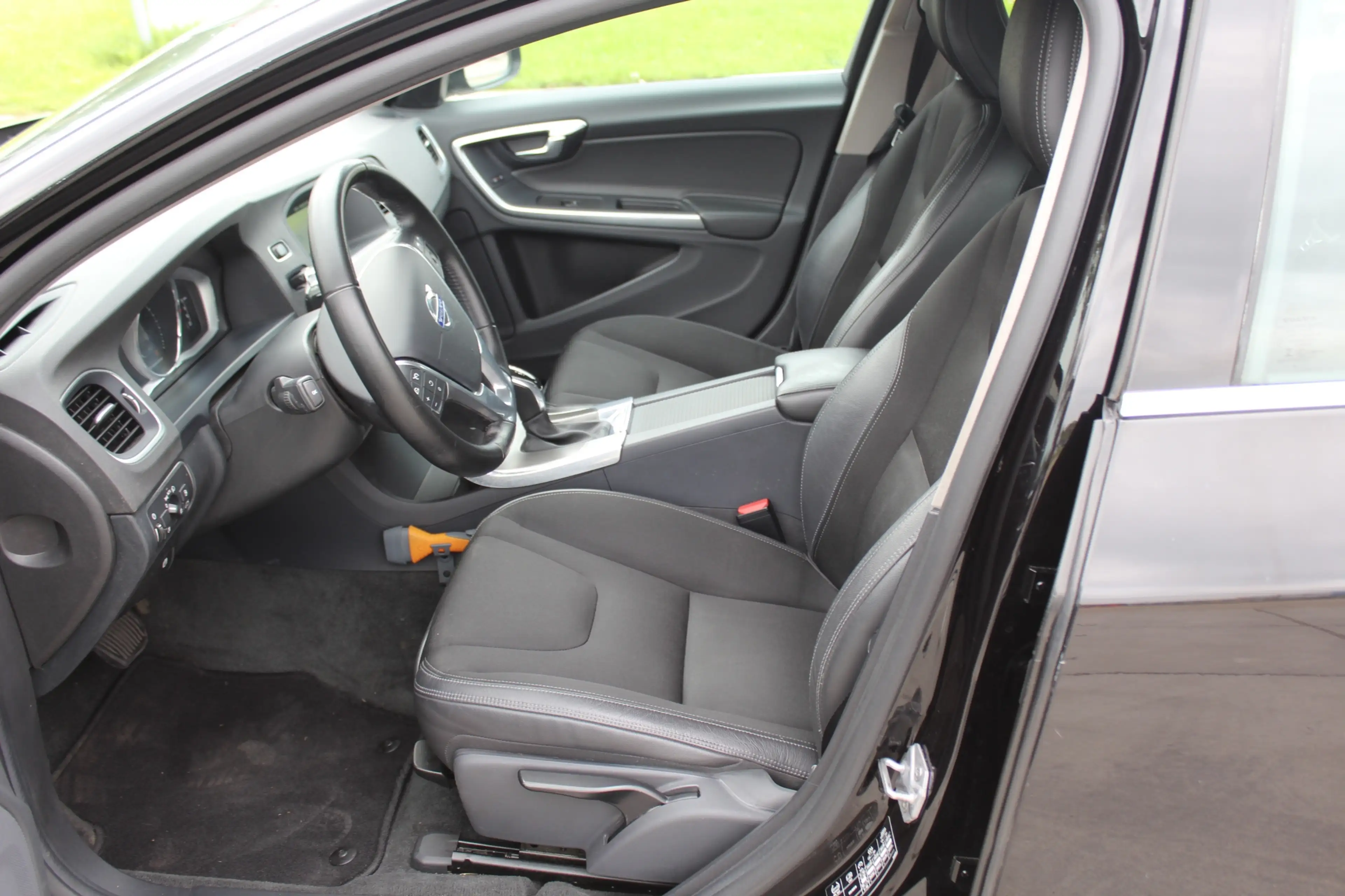 Volvo V60 2.0 D4 Nordic+ NETTE AUTOMAAT DEALER ONDERHOUDEN T — photo 24