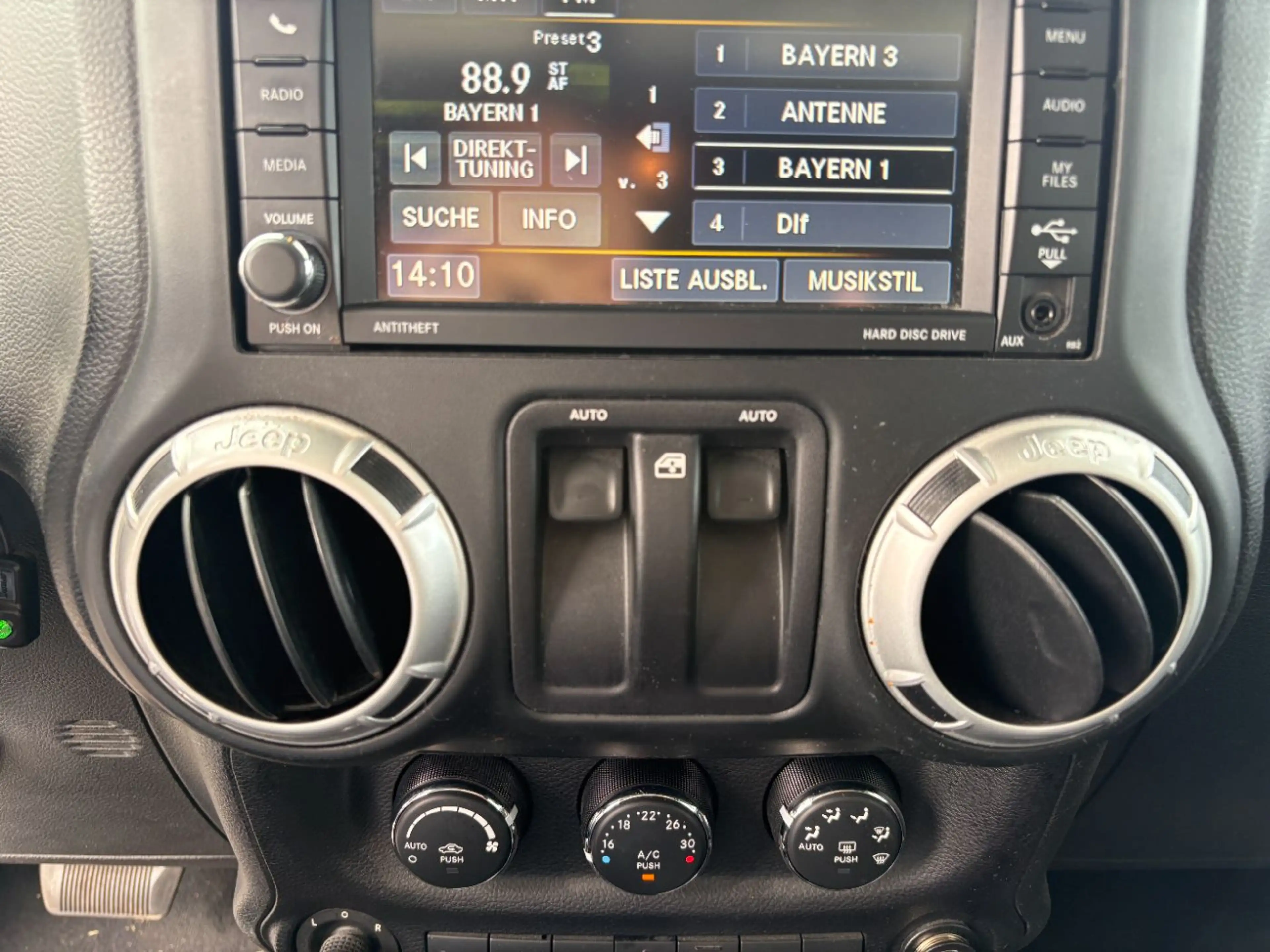 Jeep Wrangler Unlimited 2.8 CRD Sahara Dualtop, AHK — photo 11