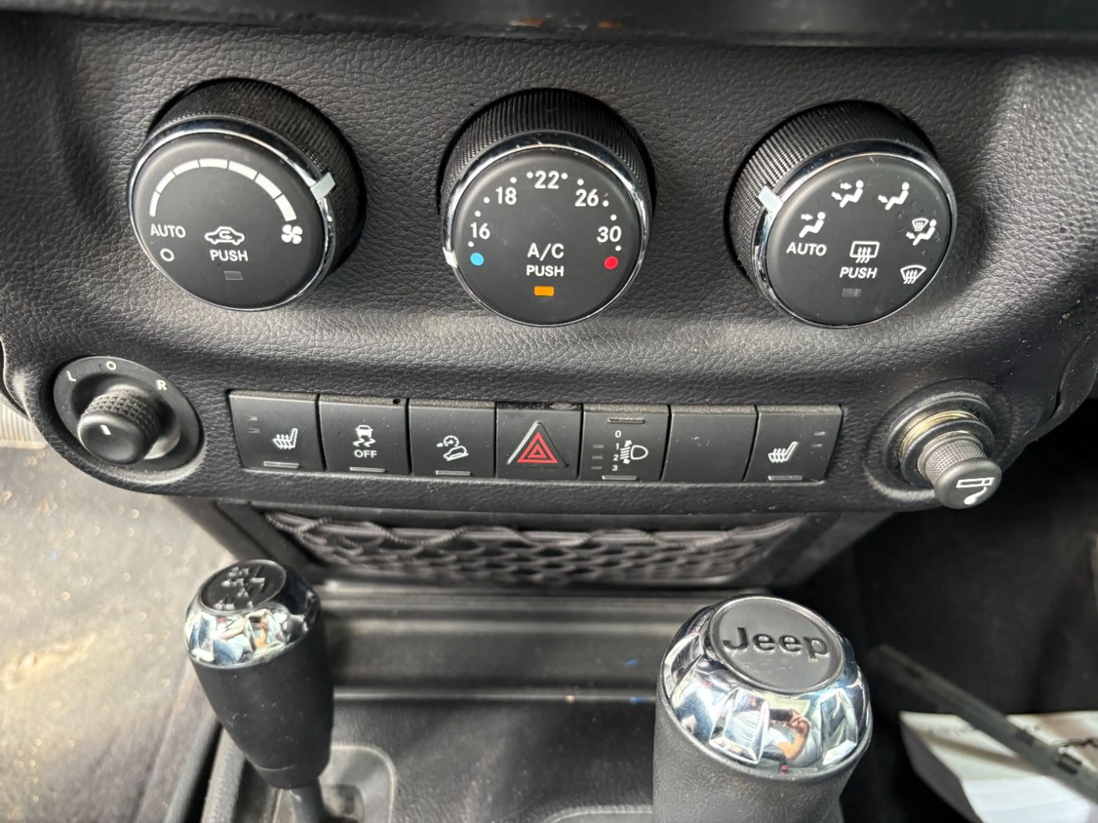Jeep Wrangler Unlimited 2.8 CRD Sahara Dualtop, AHK — photo 12