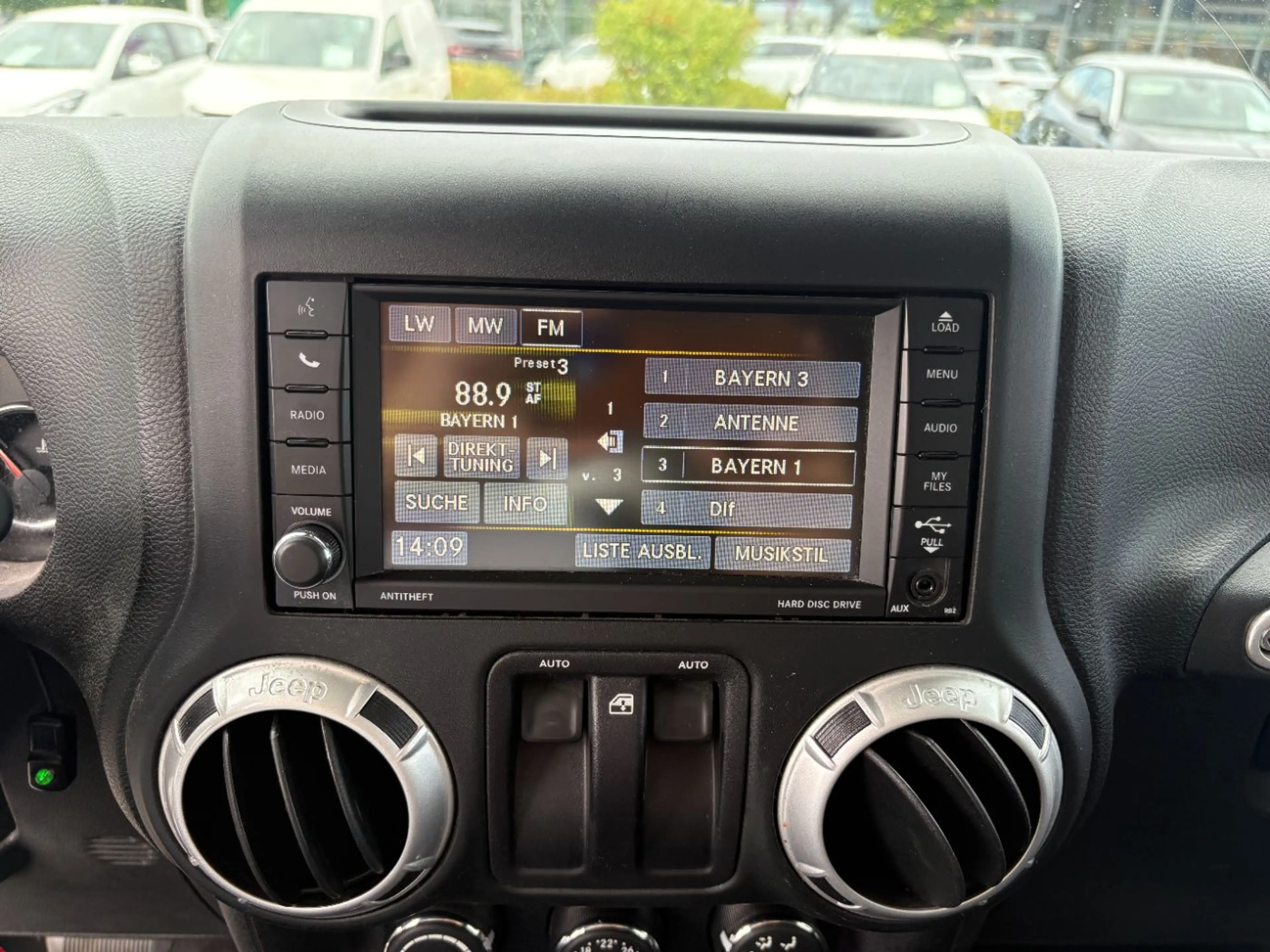 Jeep Wrangler Unlimited 2.8 CRD Sahara Dualtop, AHK — photo 10