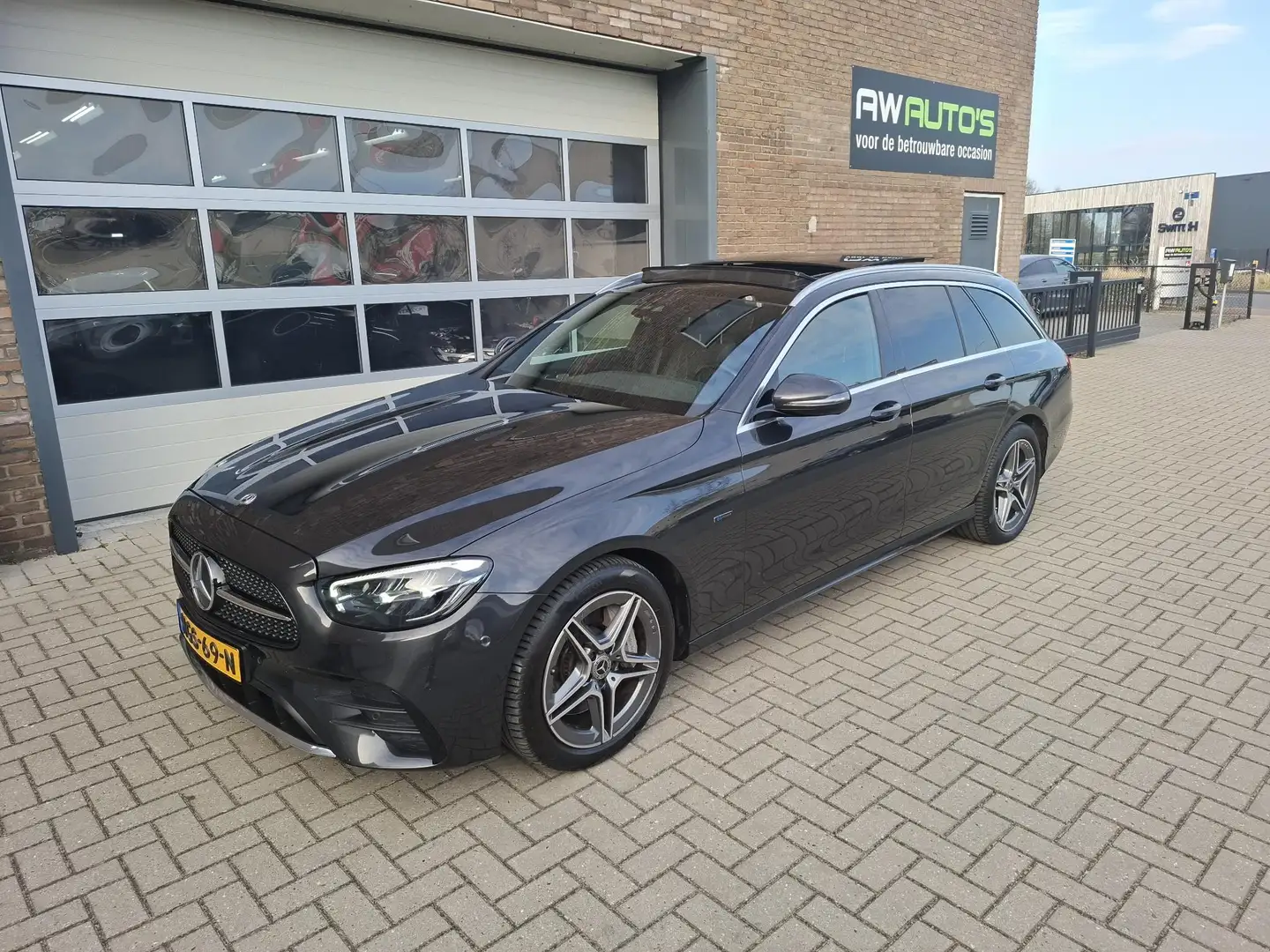 Mercedes-Benz E 300 Estate e AMG Trekhaak/Panorama dak/1e Eigenaar Grijs - 2