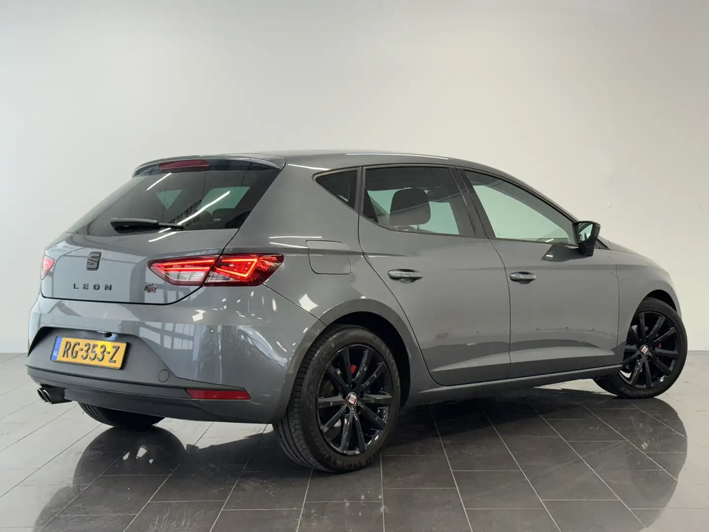 SEAT Leon 1.4 TSI FR | Achterbank in delen neerklapbaar | Ac Grijs - 2