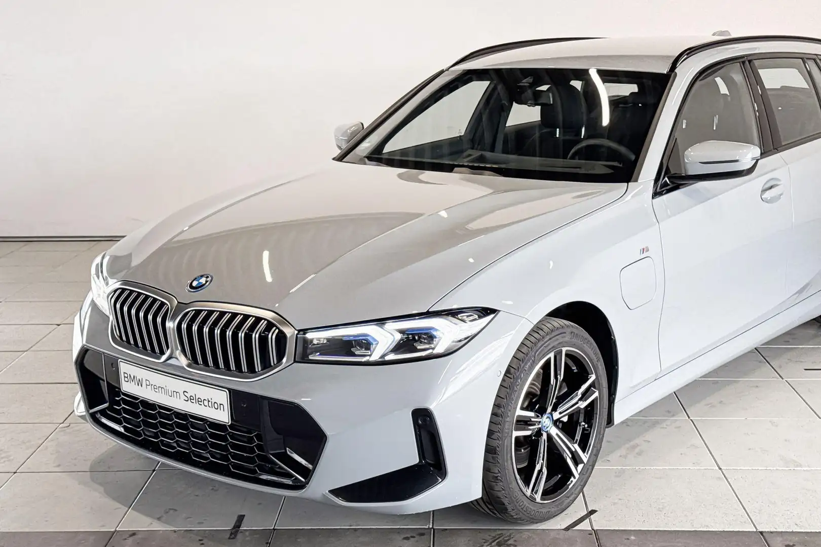 BMW 330 3 Serie Touring 330e xDrive Innovation Pack M Spor Grijs - 2