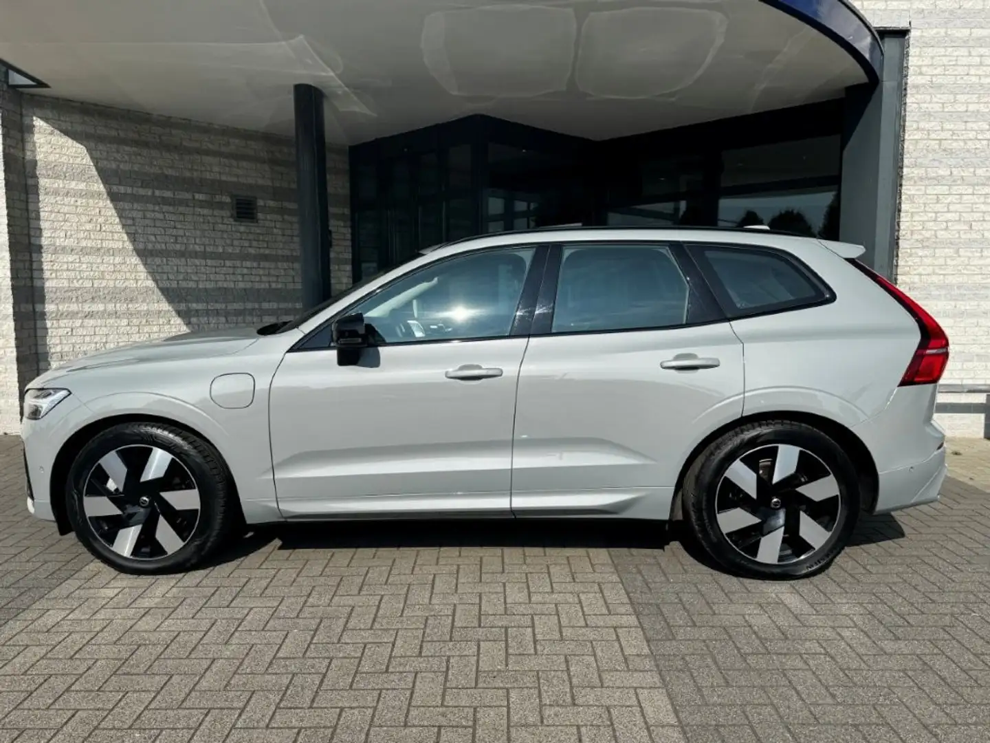 Volvo XC60 T6 Plug-In Hybrid 350pk Aut AWD Ultra Dark | Trekh Gris - 2