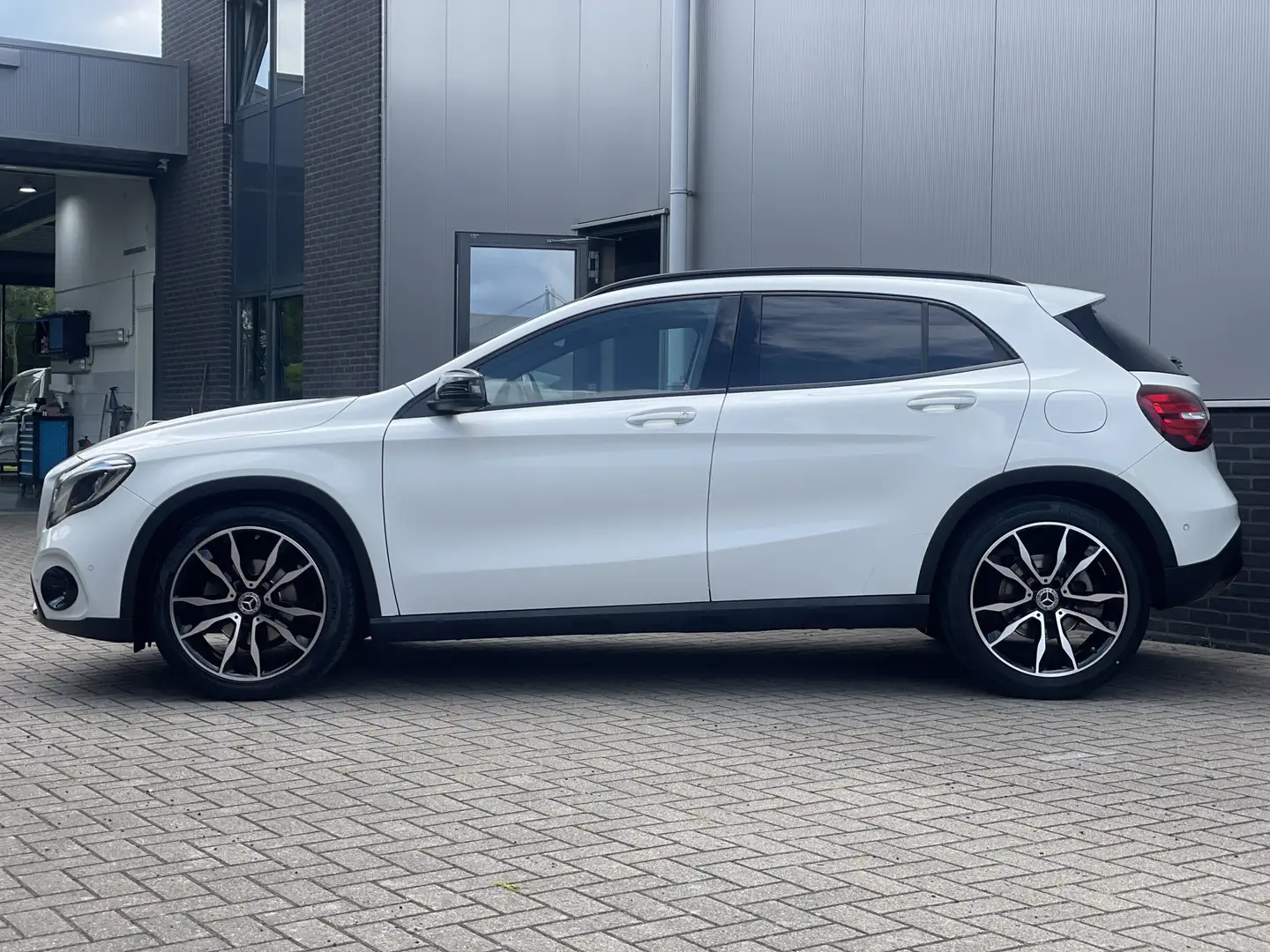 Mercedes-Benz GLA 200 DESIGN AUTOMAAT / PANO / NAVI / CRUISE / FULL OPTI Wit - 2