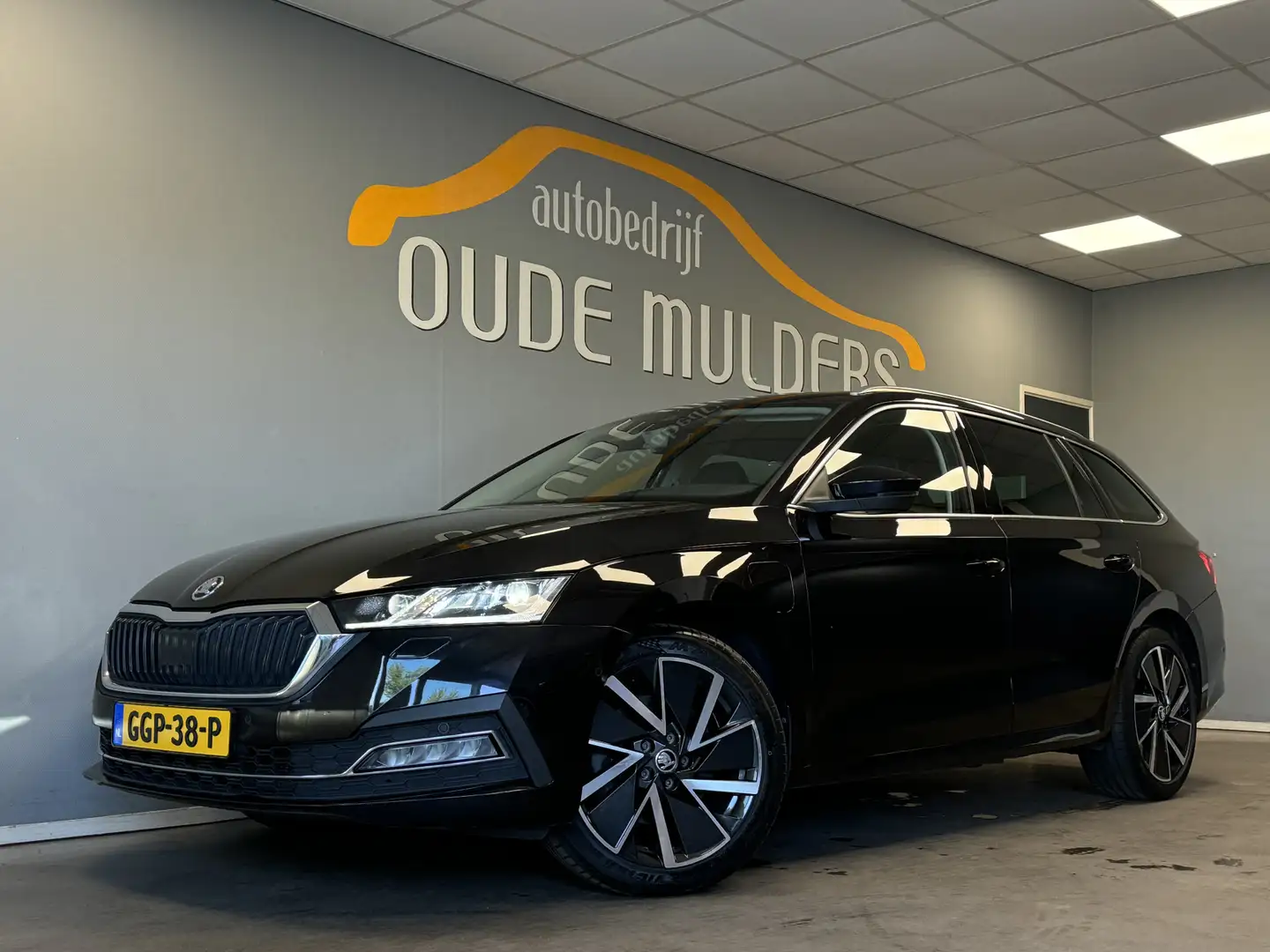 Skoda Octavia Combi 1.4 TSI iV Camera/Stoelverwarming/HeadUpDisp Zwart - 1