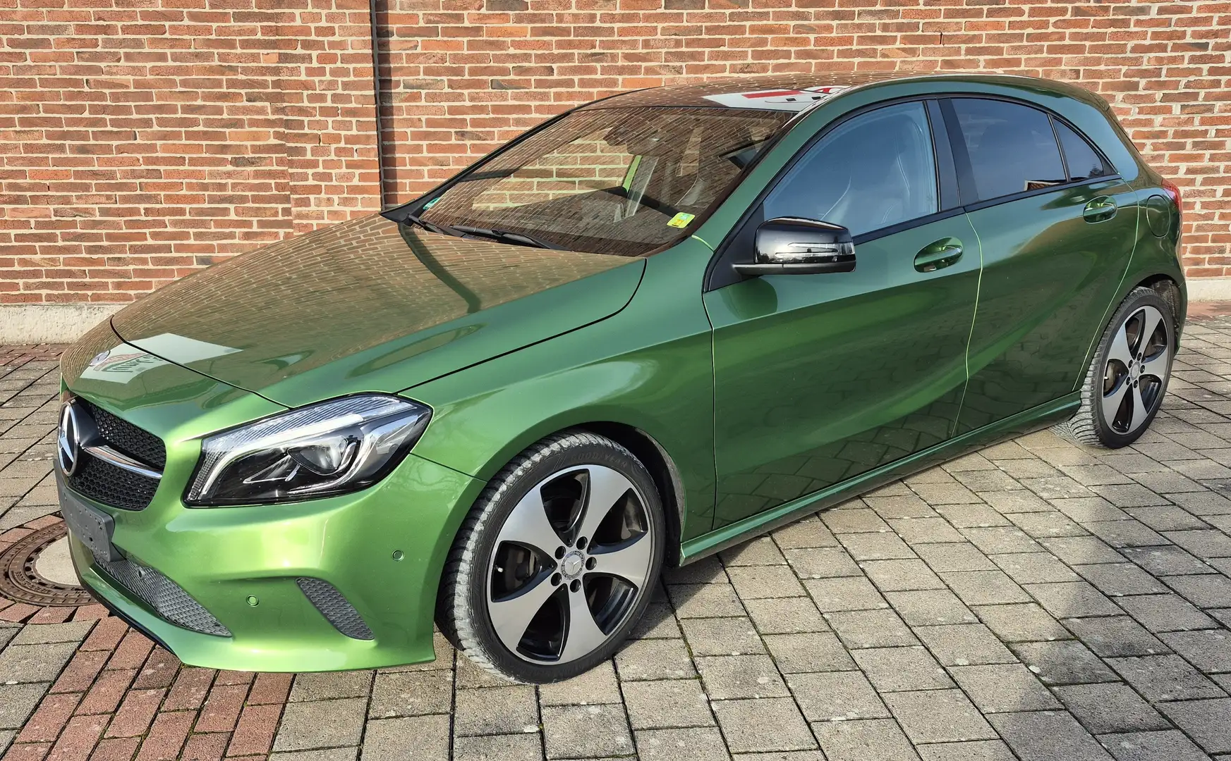 Mercedes-Benz A 180 A 180 BlueEfficiency Panorama/Schiebedach/SHZ/NAVI Grün - 1