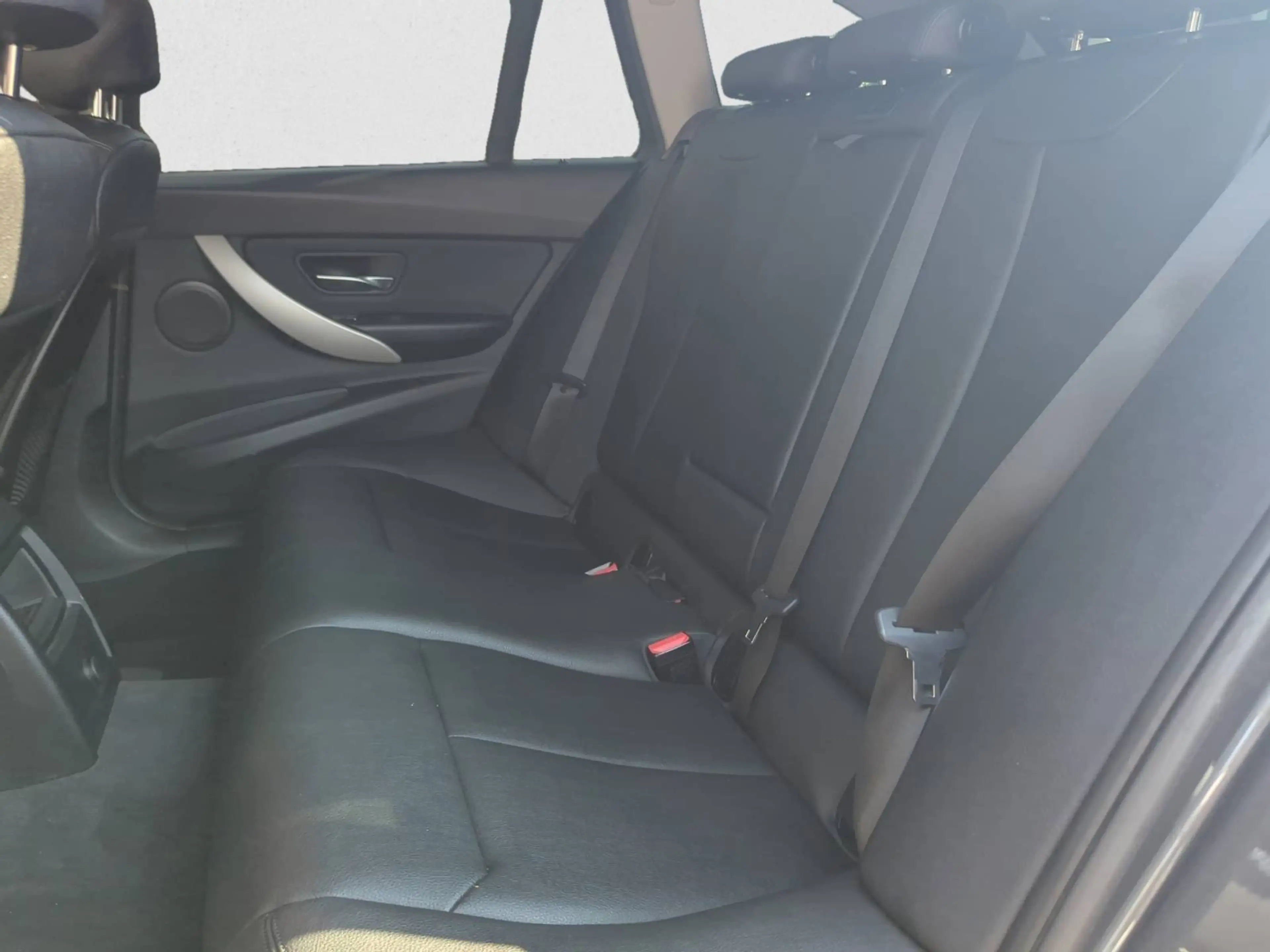 BMW 316 Touring / Automatic / Carplay / Android Auto — photo 15