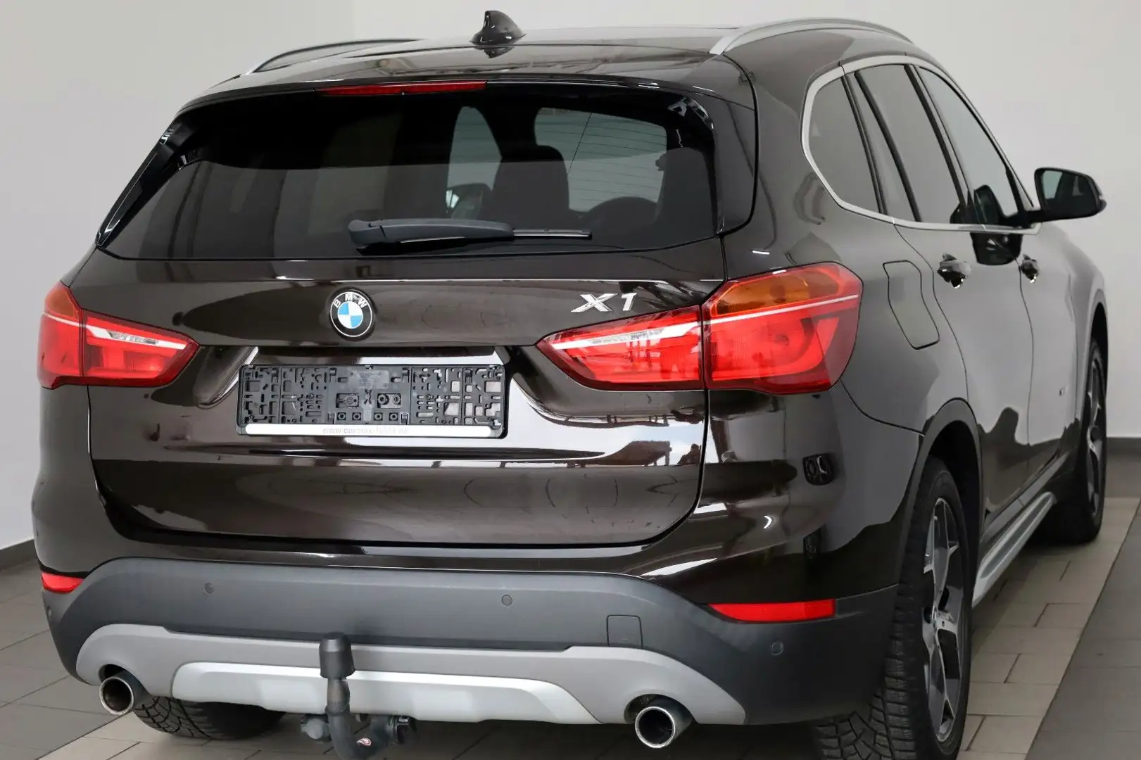 BMW X1 xDrive 20 i xLine Leder,Navi,LED,Panorama,SH Brun - 2