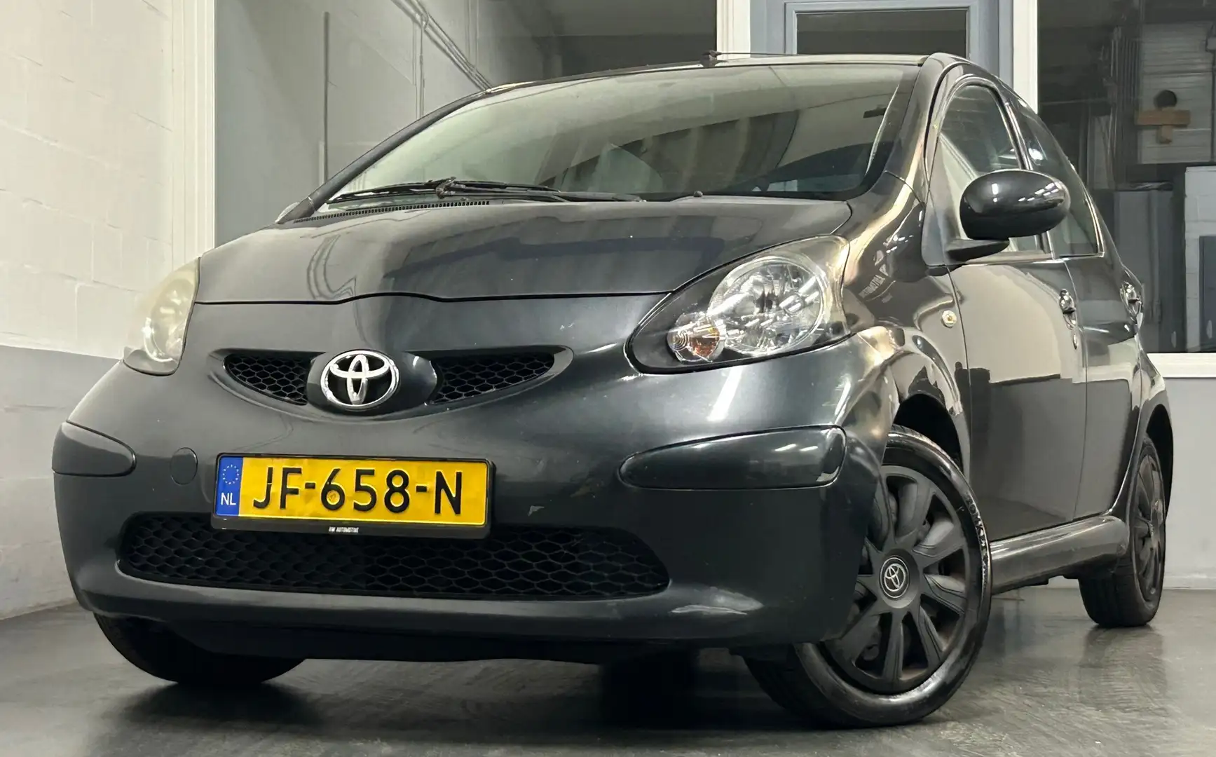Toyota Aygo 1.0-12V Access|170DKM|APK04-26|5deurs|Airco|CentrD Grijs - 1