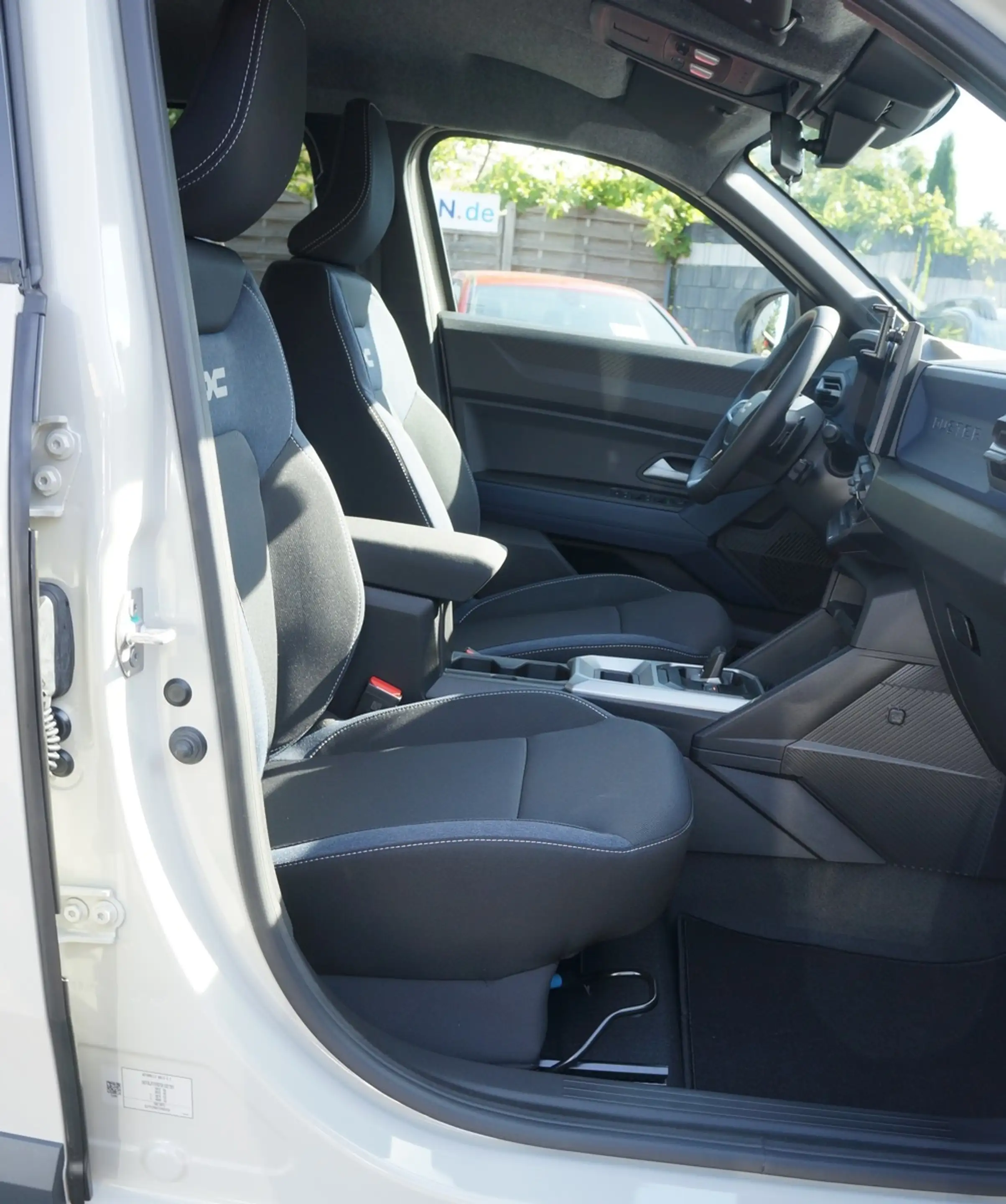 Dacia Duster III TCe150AUTOM*Journey+AHK NAVI+4 CAM+18Zoll+dopp — photo 17