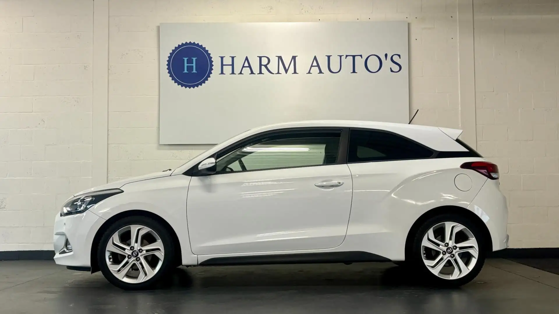 Hyundai i20 1.4i Premium 101pk Clima/PDC/Cruise/LED Wit - 2