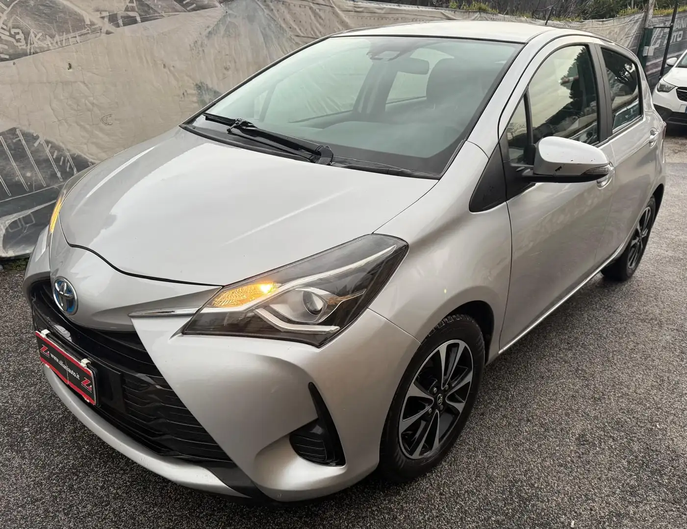 Toyota Yaris 1.5h RESTYLING..PACK SAFETY..BLUETOOTH.. Silber - 2