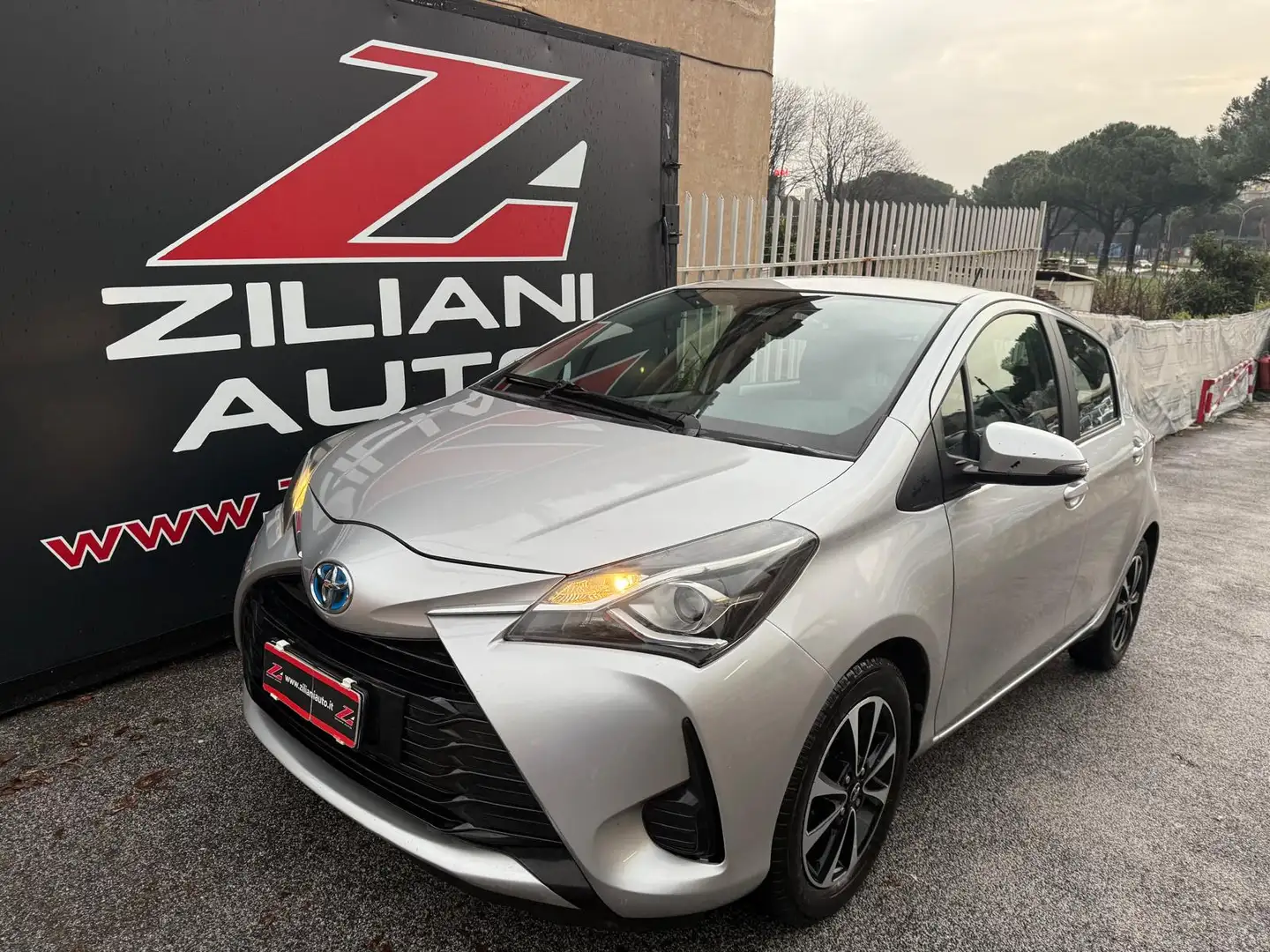 Toyota Yaris 1.5h RESTYLING..PACK SAFETY..BLUETOOTH.. Silber - 1