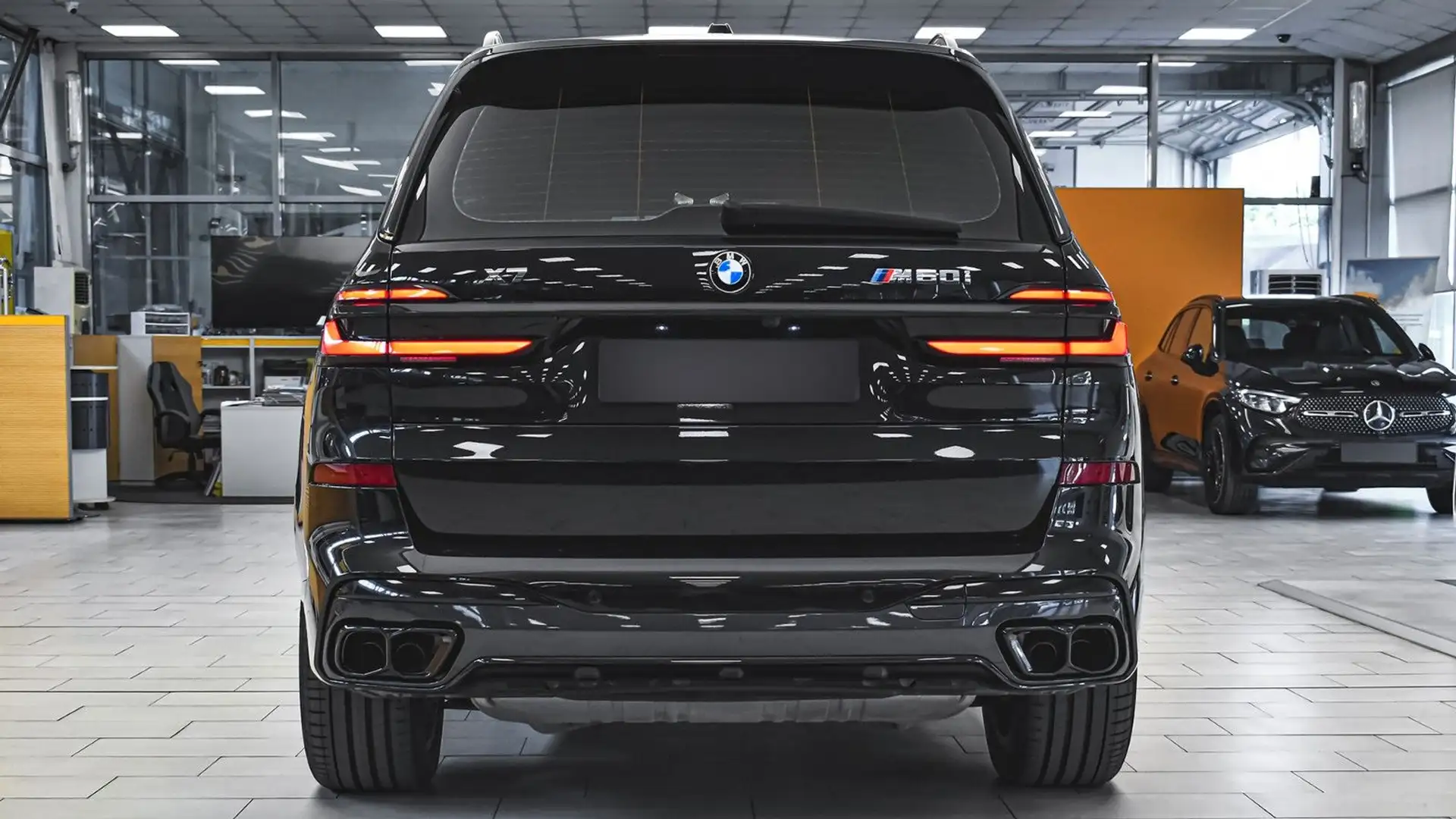 BMW X7 M60i xDrive M Sport MHEV Sportautomatic Schwarz - 2