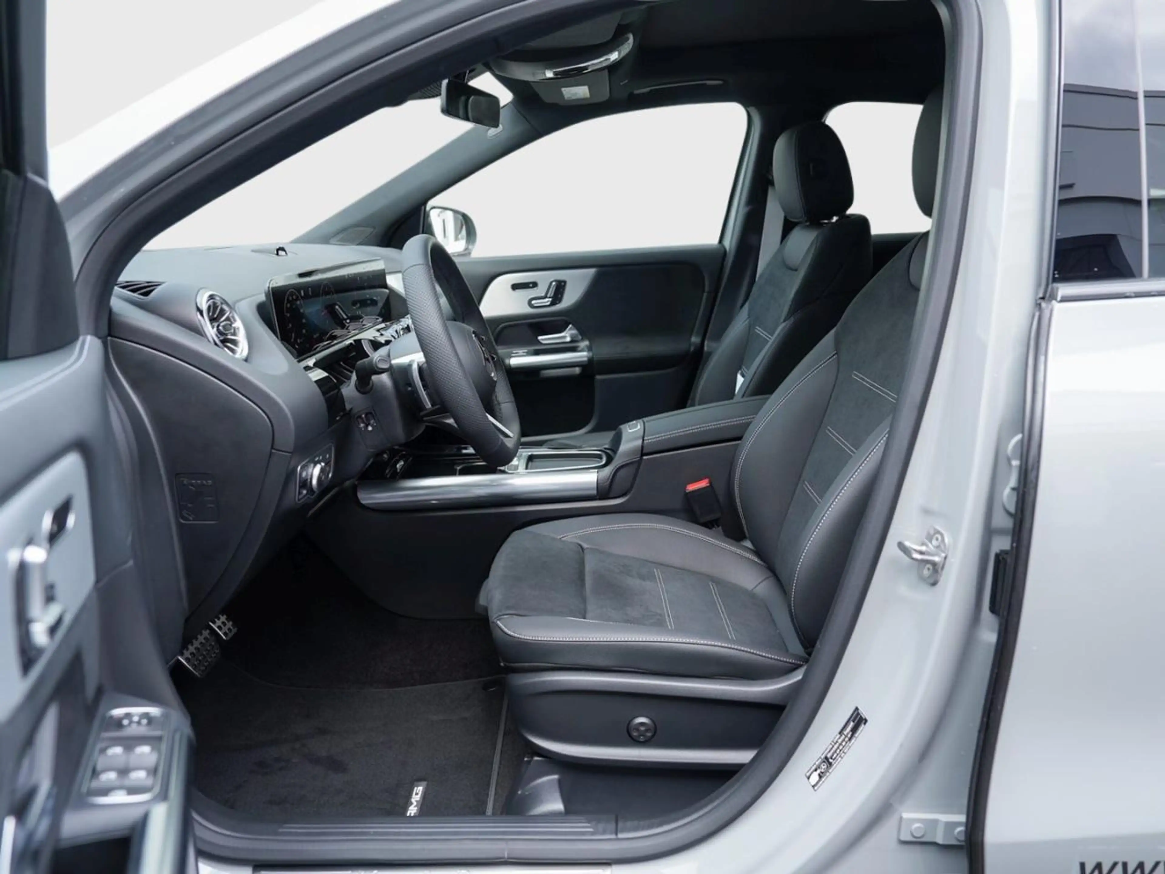Mercedes-Benz GLA 220 d 4MATIC AMG Night Panorama Distronic — photo 7