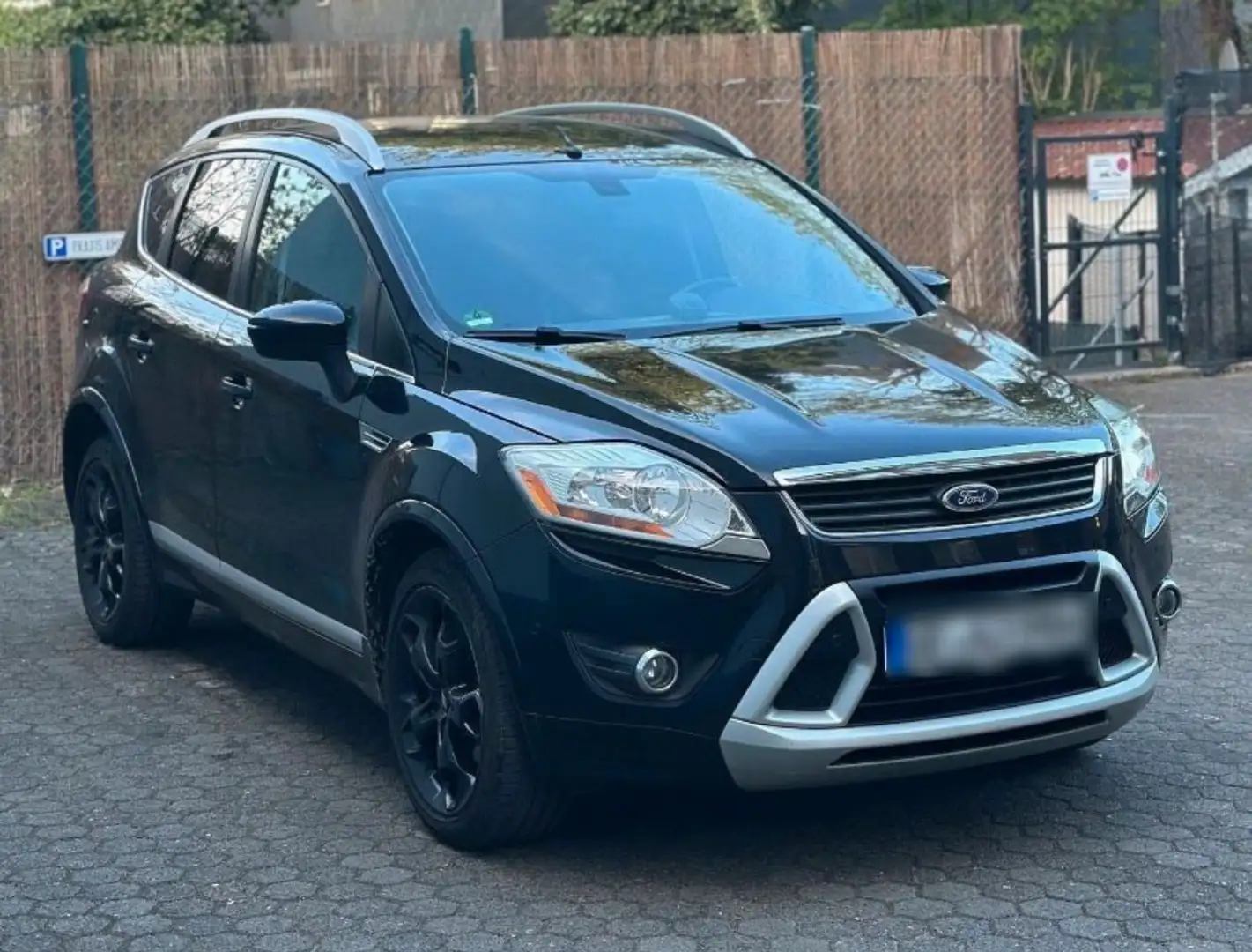 Ford Kuga 2.5 4x4 Titanium Schwarz - 2
