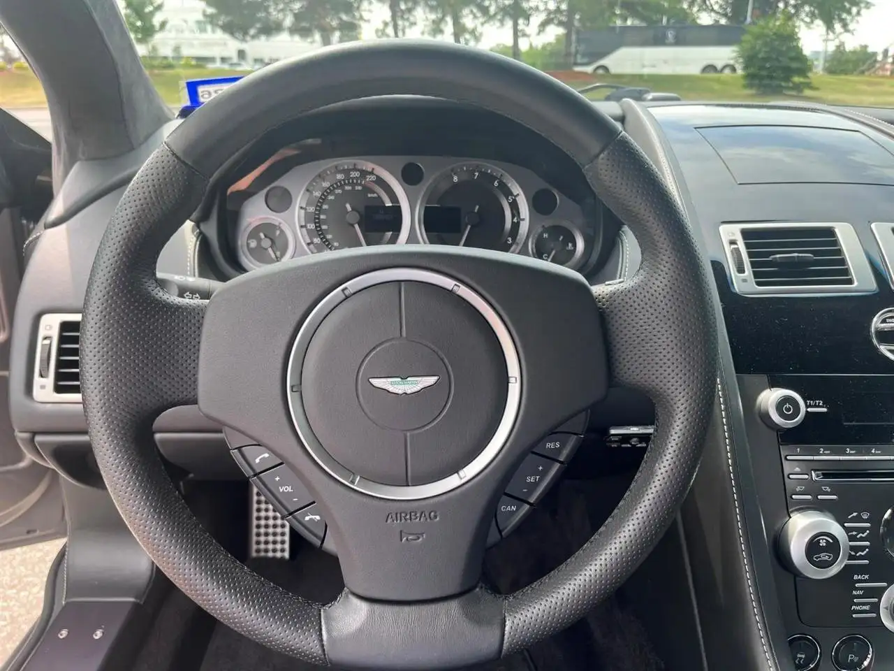 Aston Martin Vantage снимка Aston Martin Vantage