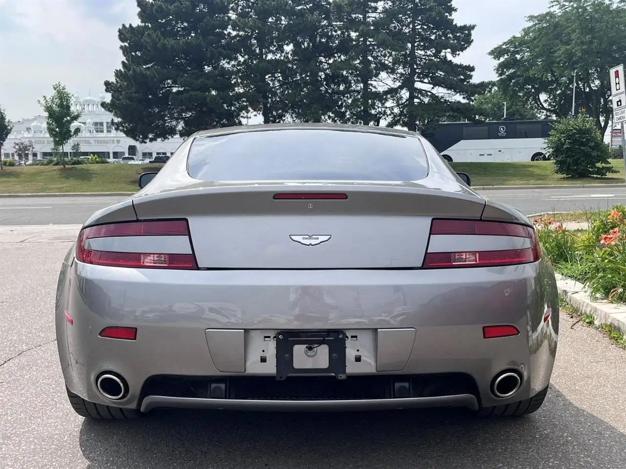 Aston Martin Vantage снимка Aston Martin Vantage