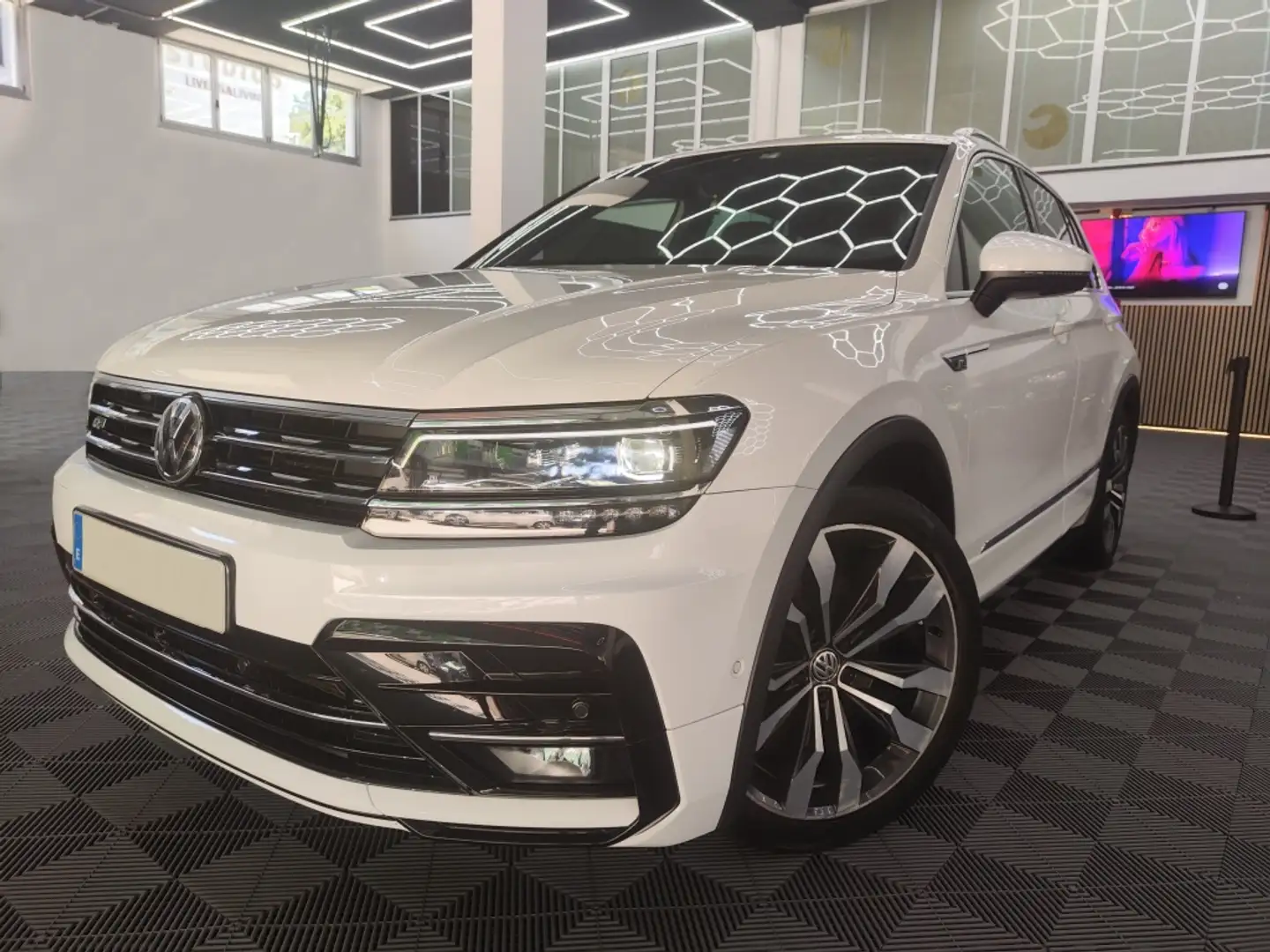Volkswagen Tiguan 2.0TDI Sport 4Motion DSG 140kW Wit - 1