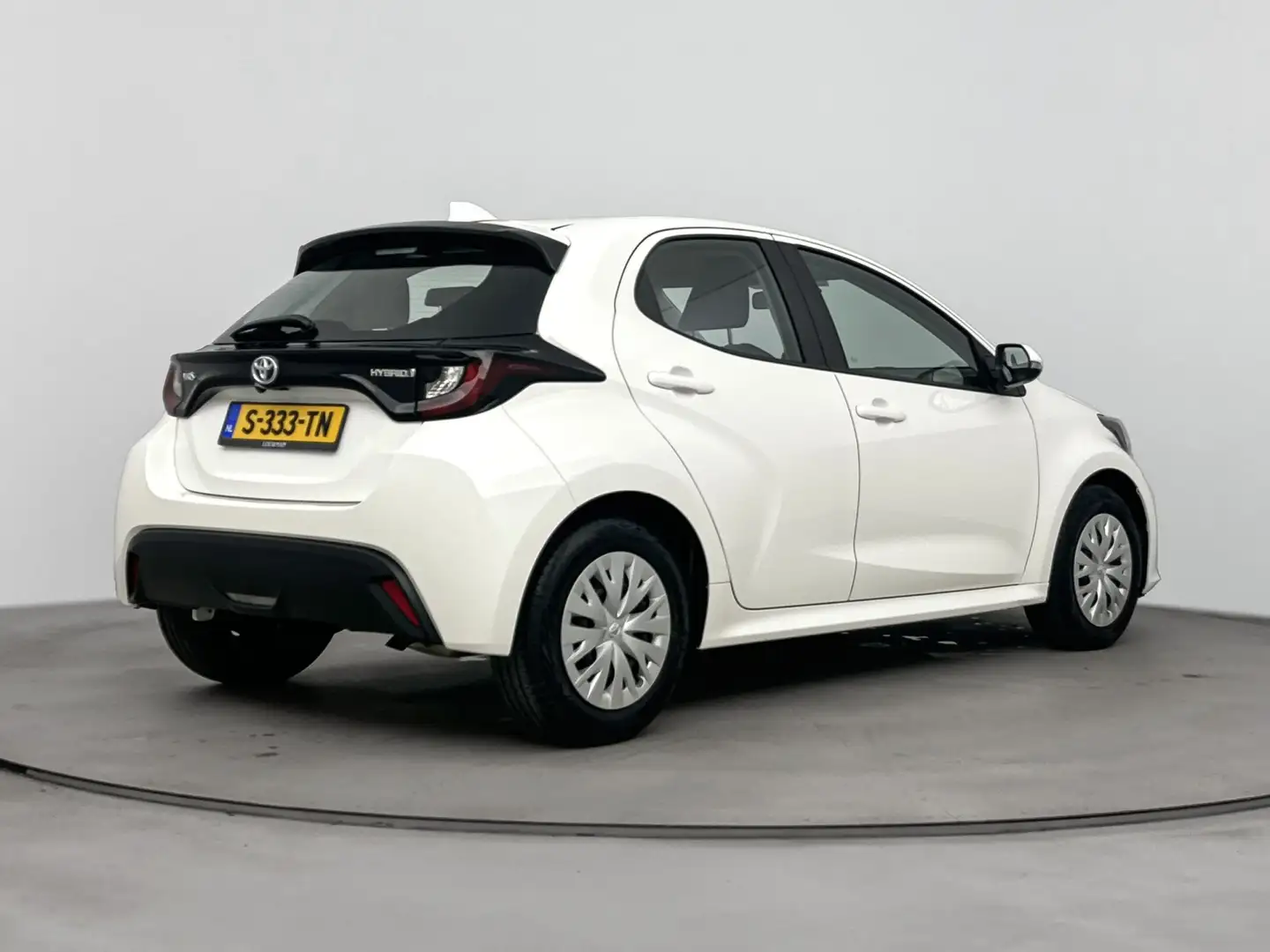 Toyota Yaris 1.5 Hybrid Active | navigatie | achteruitrijcamera Wit - 2