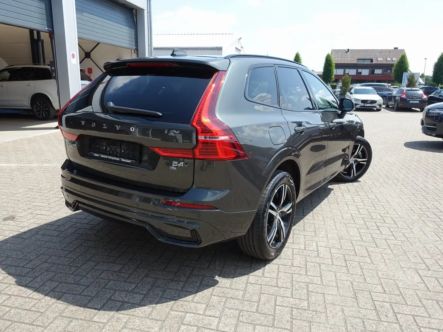Volvo XC60 B4 R-Design AWD/StndHZ/Kamera/AHK/H&K Grau - 2