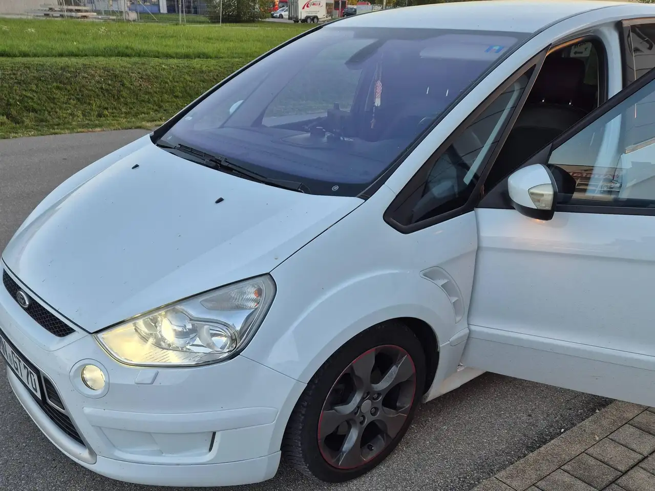 Ford S-Max S-Max 2.2 TDCi DPF Titanium S — photo 1 of 10
