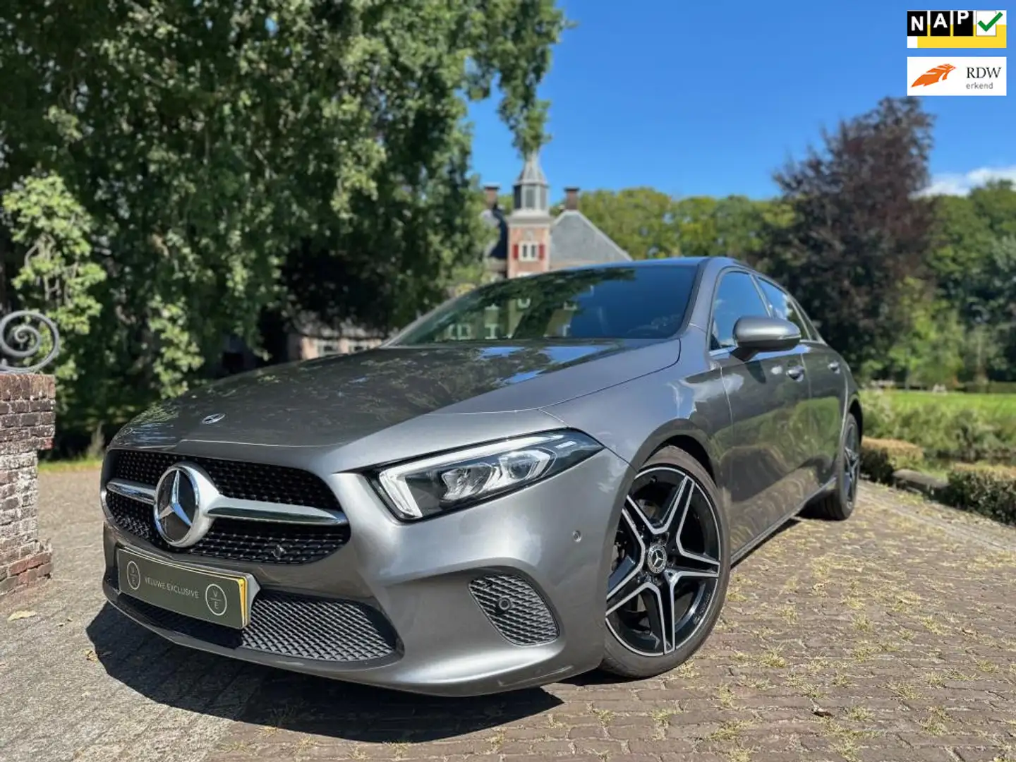 Mercedes-Benz A 200 Premium | Pano | Led | AMG-Velgen | Half Leder | Gris - 1