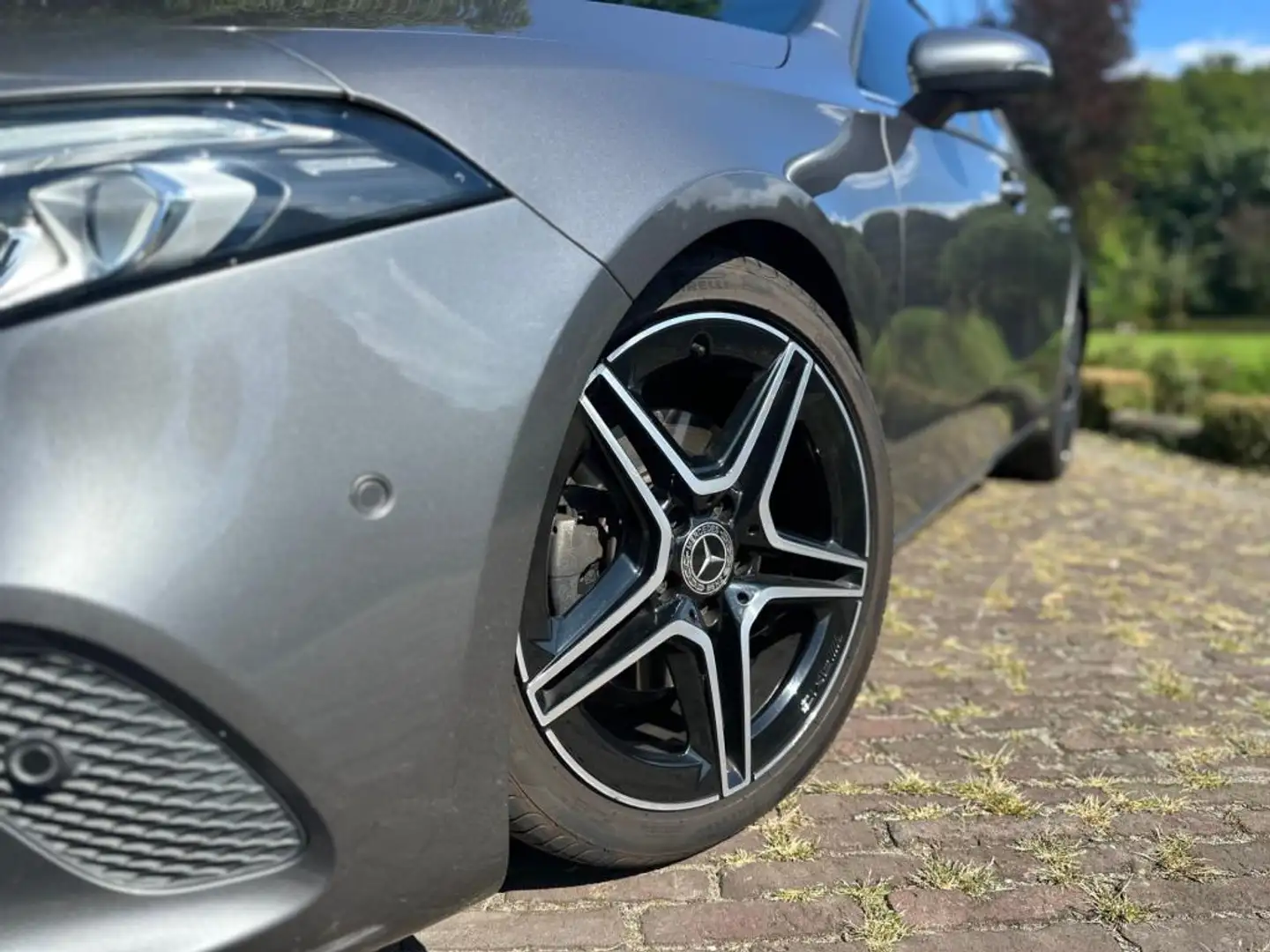 Mercedes-Benz A 200 Premium | Pano | Led | AMG-Velgen | Half Leder | Gris - 2