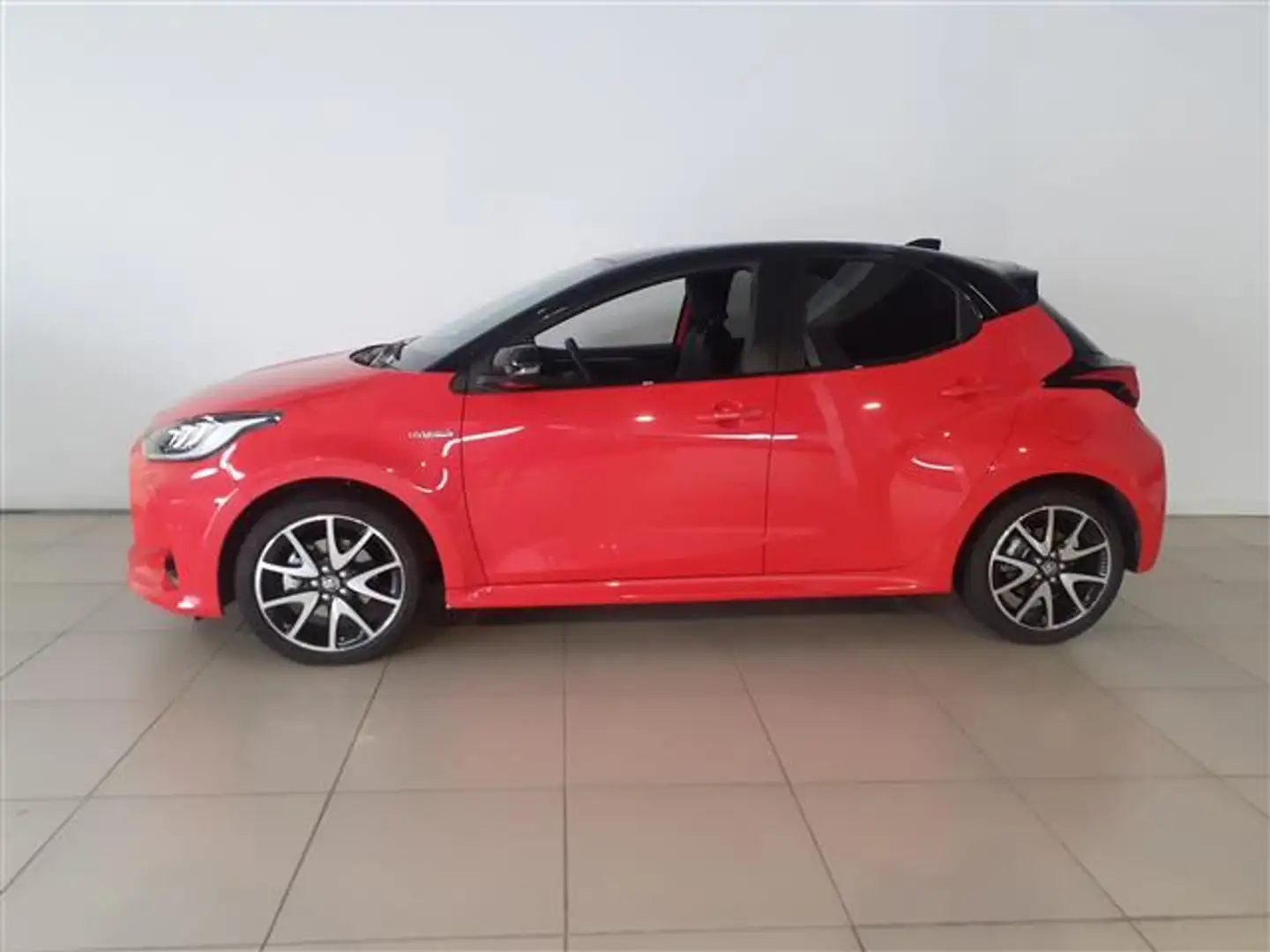 Toyota Yaris 120H 1.5 Style Plus Rojo - 2