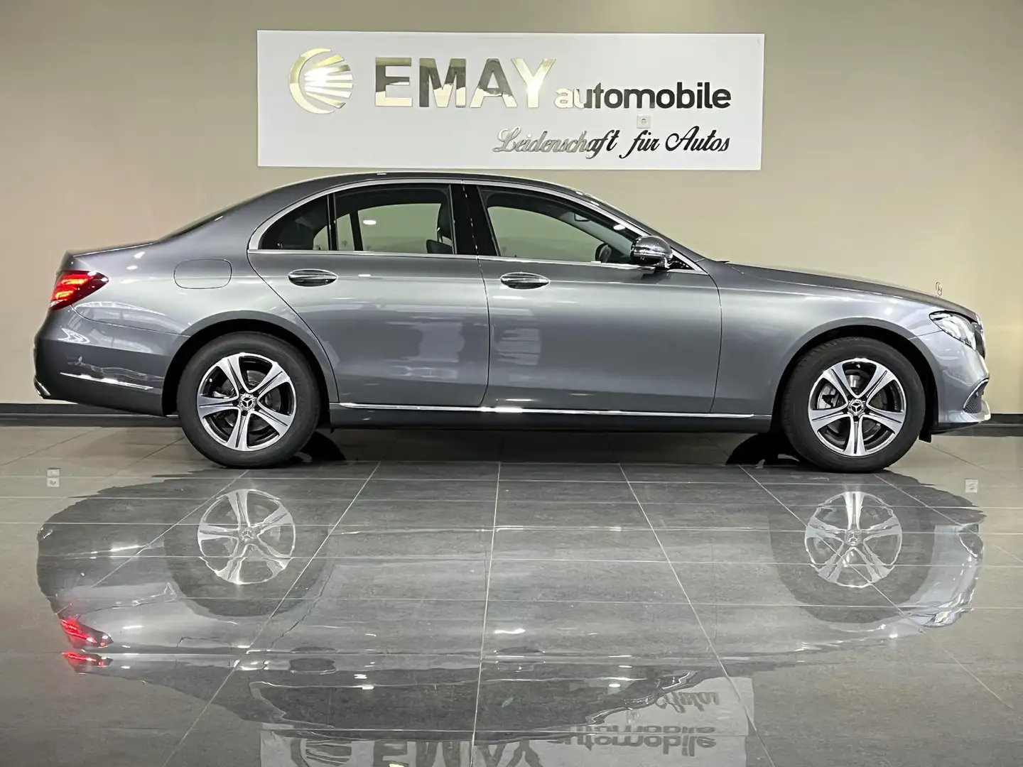 Mercedes-Benz E 200 Exclusive //Navi/LED/ Grau - 2