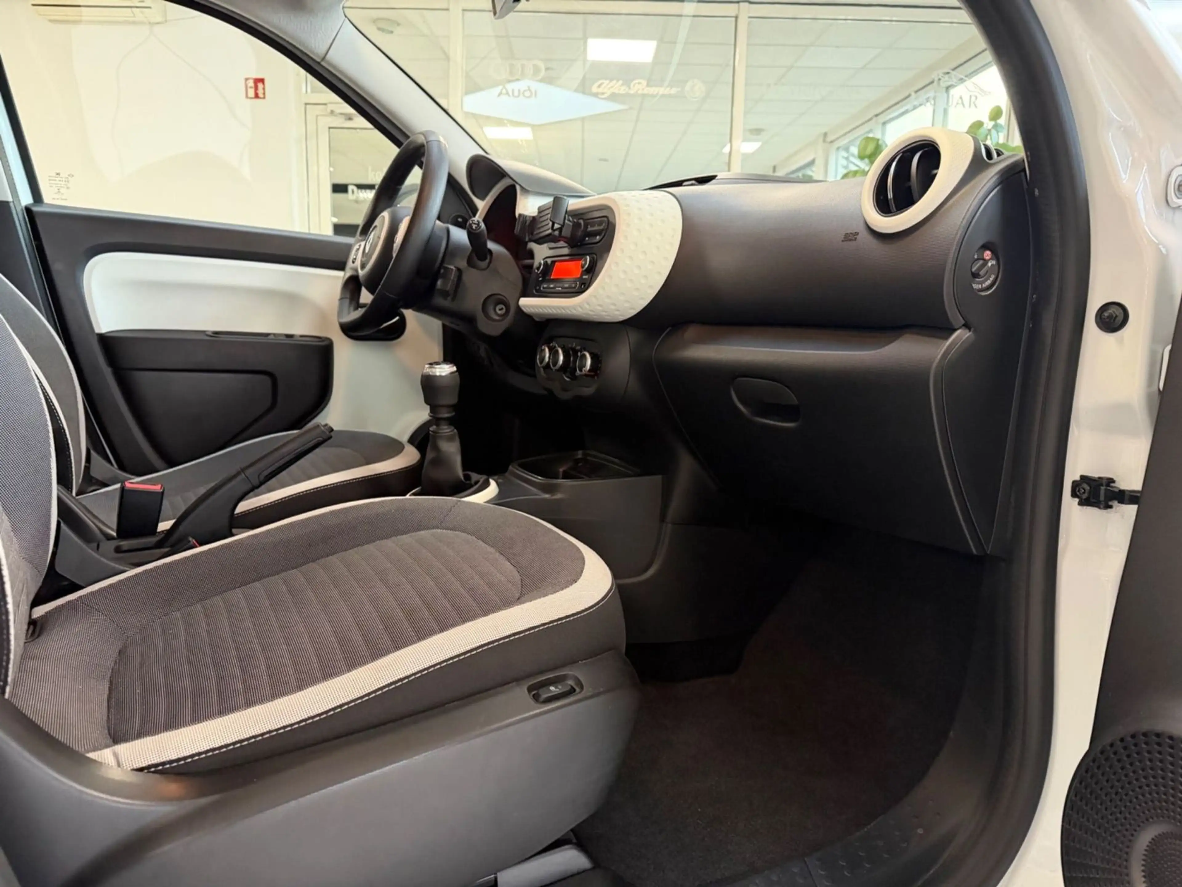 Renault Twingo TCe 90 Limited/KLIMA/SHZ/LED/TÜV NEU! — photo 13