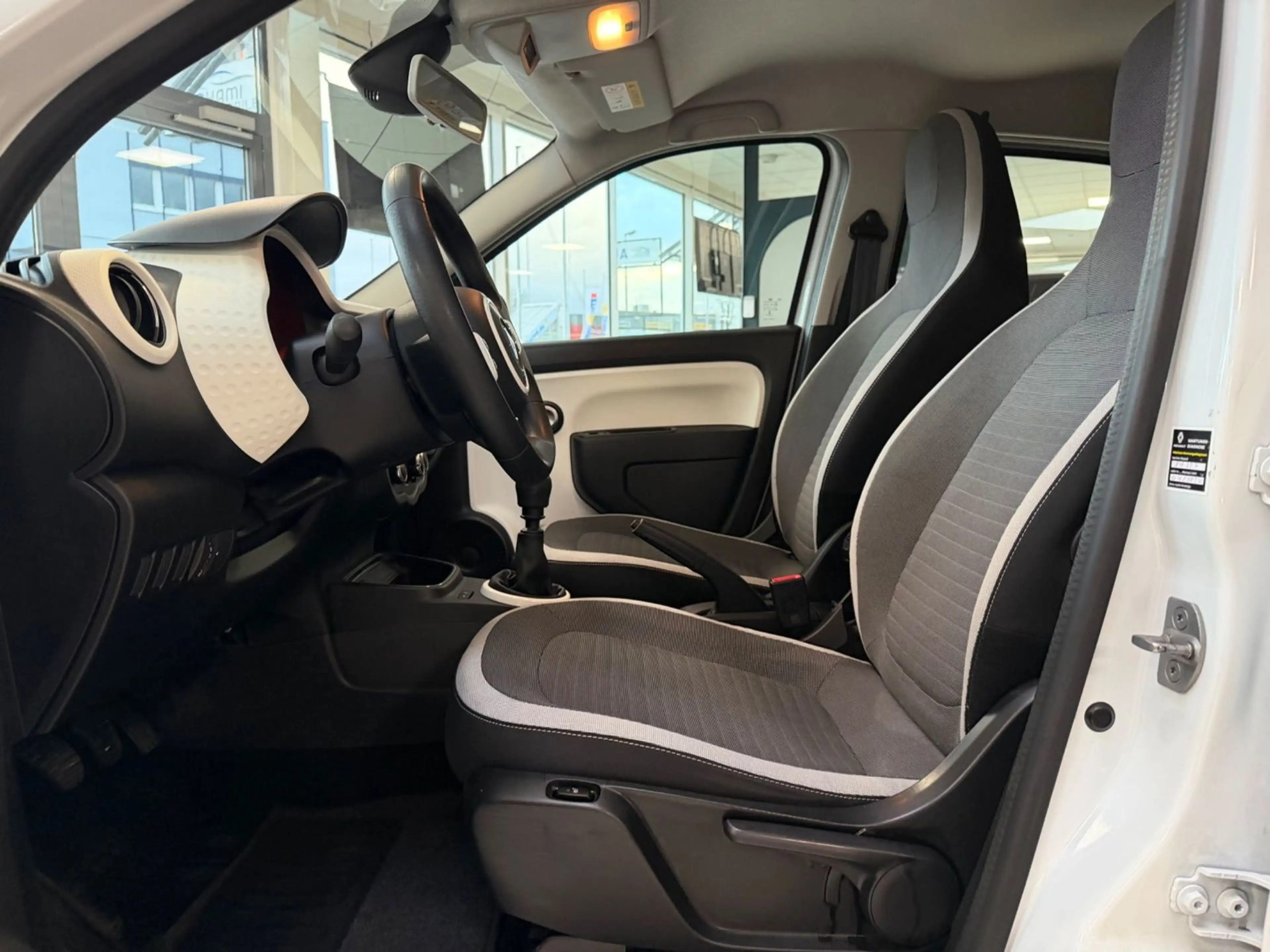 Renault Twingo TCe 90 Limited/KLIMA/SHZ/LED/TÜV NEU! — photo 17