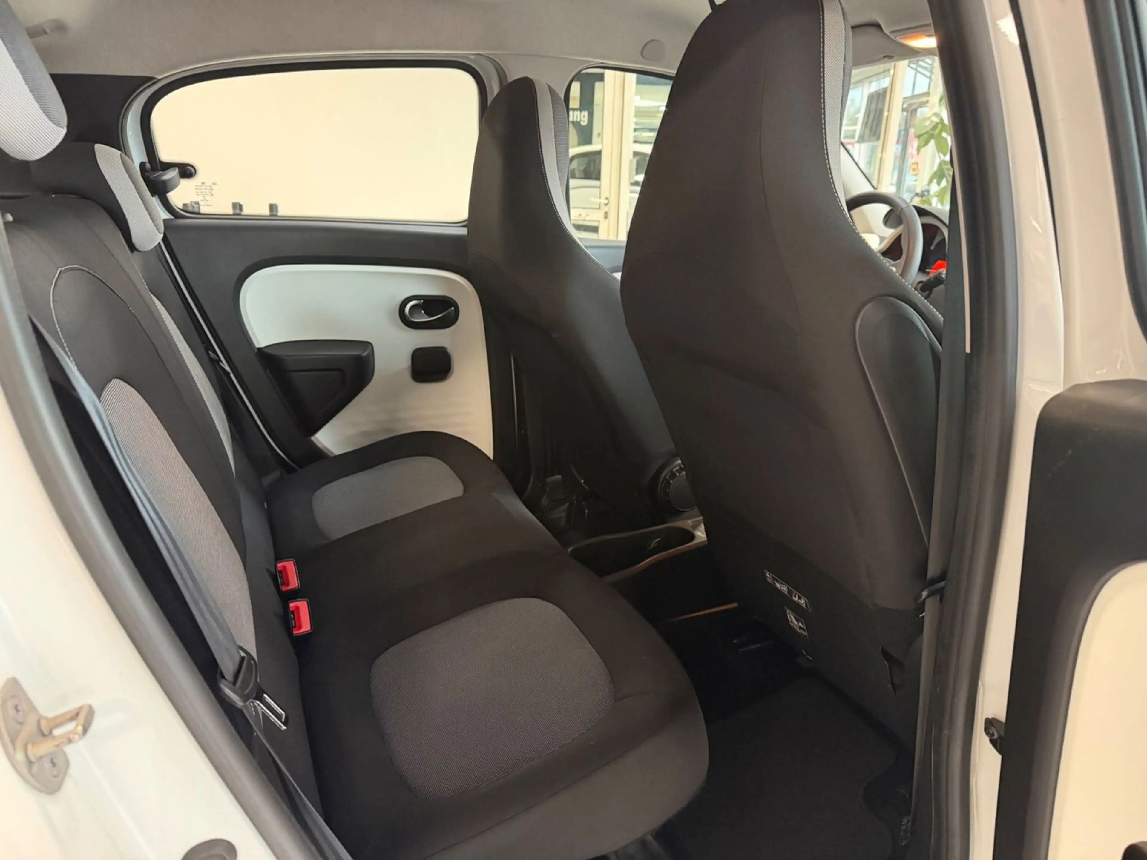 Renault Twingo TCe 90 Limited/KLIMA/SHZ/LED/TÜV NEU! — photo 19