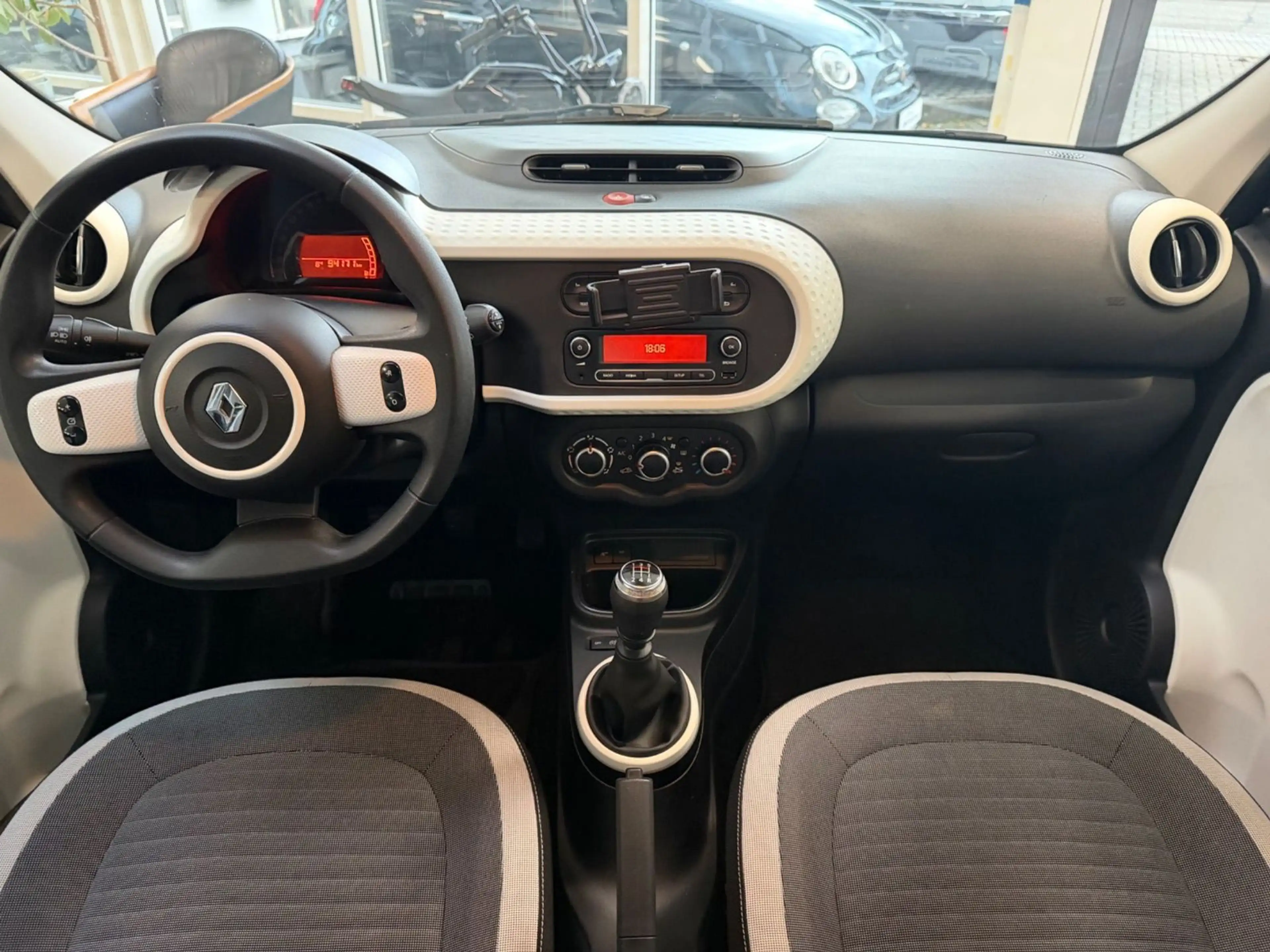 Renault Twingo TCe 90 Limited/KLIMA/SHZ/LED/TÜV NEU! — photo 10