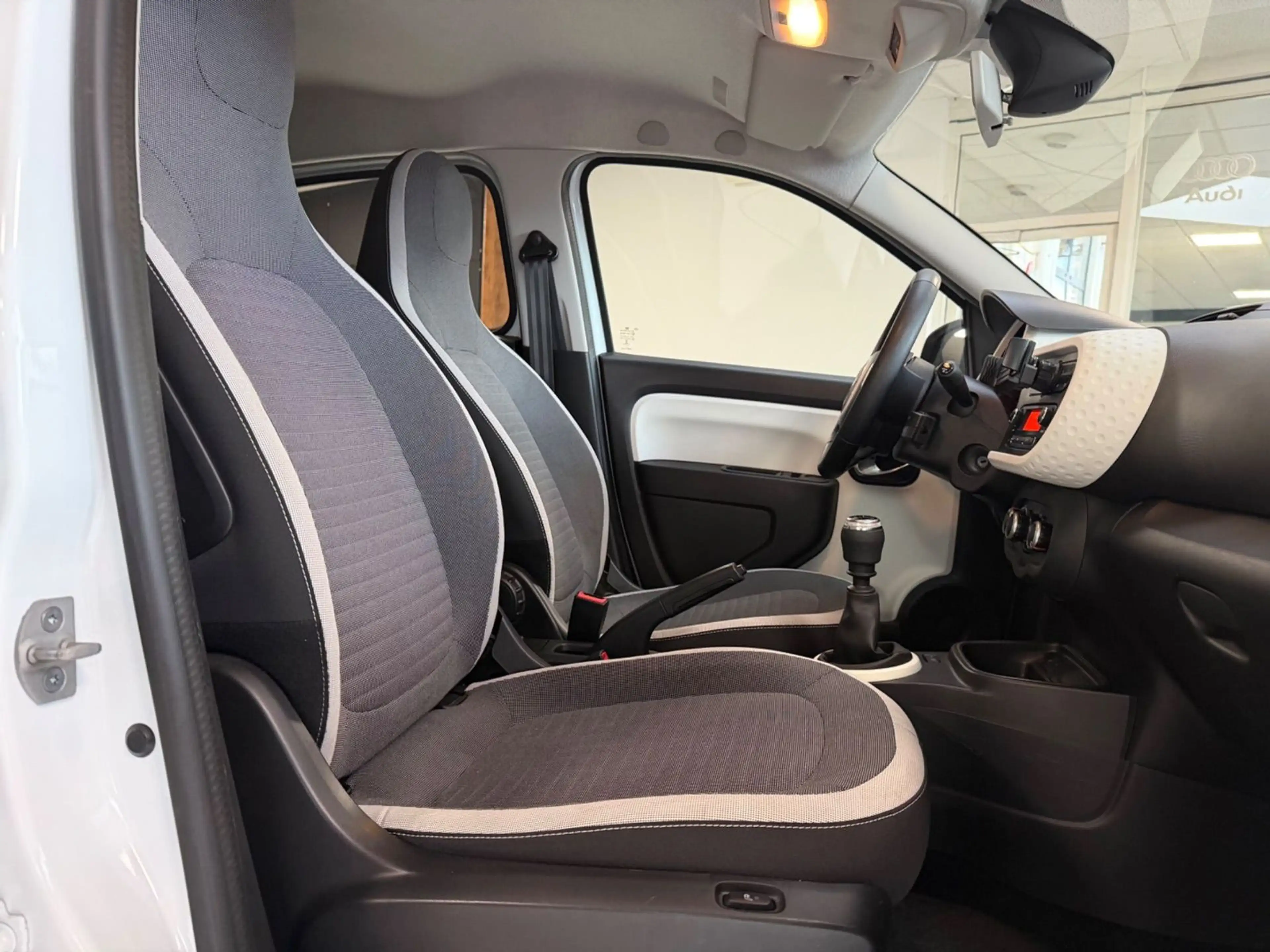 Renault Twingo TCe 90 Limited/KLIMA/SHZ/LED/TÜV NEU! — photo 15