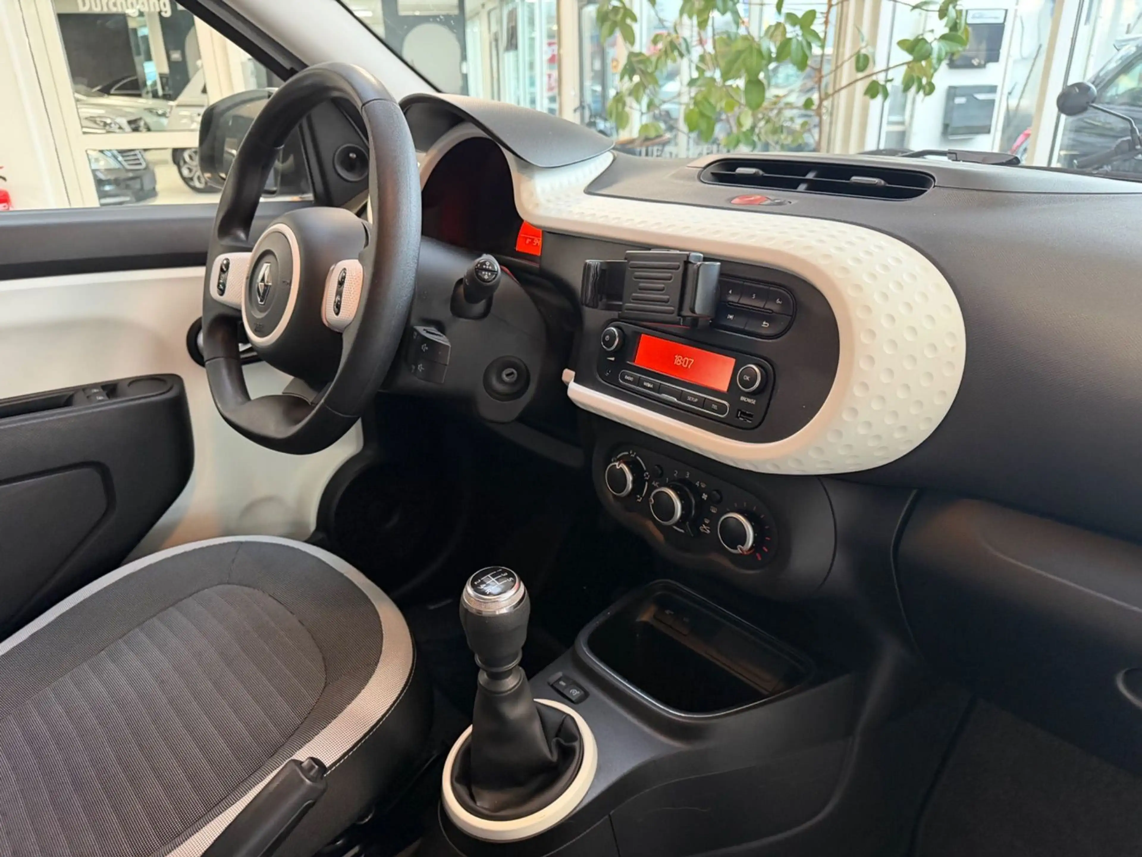 Renault Twingo TCe 90 Limited/KLIMA/SHZ/LED/TÜV NEU! — photo 12