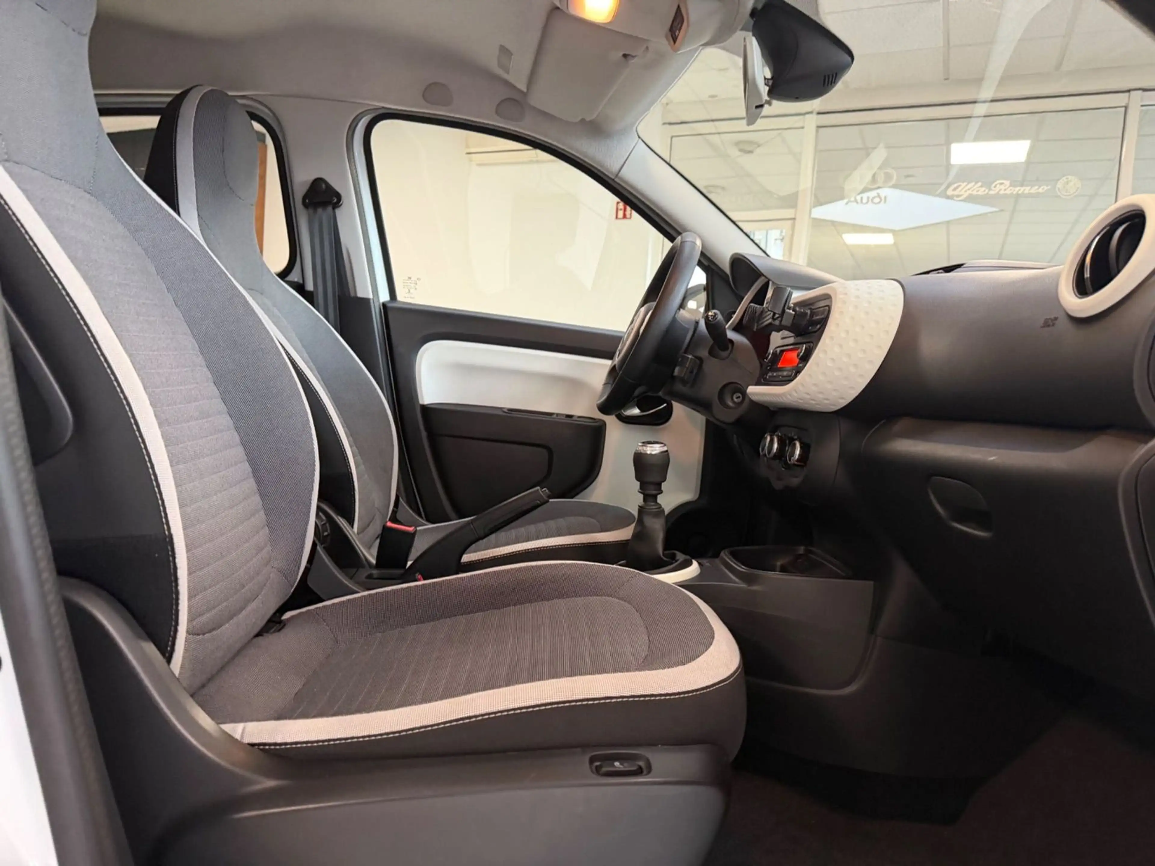 Renault Twingo TCe 90 Limited/KLIMA/SHZ/LED/TÜV NEU! — photo 14