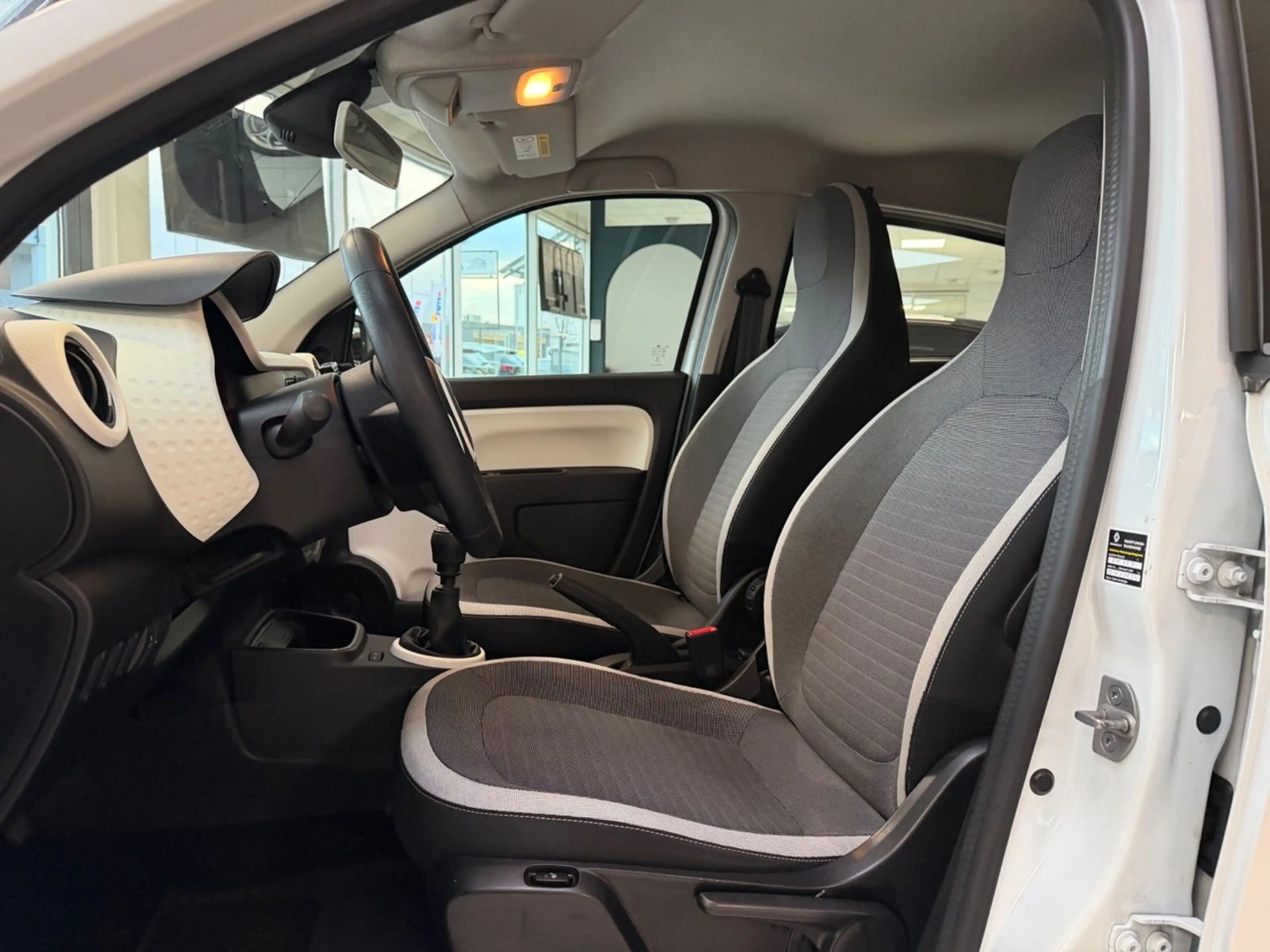 Renault Twingo TCe 90 Limited/KLIMA/SHZ/LED/TÜV NEU! — photo 18