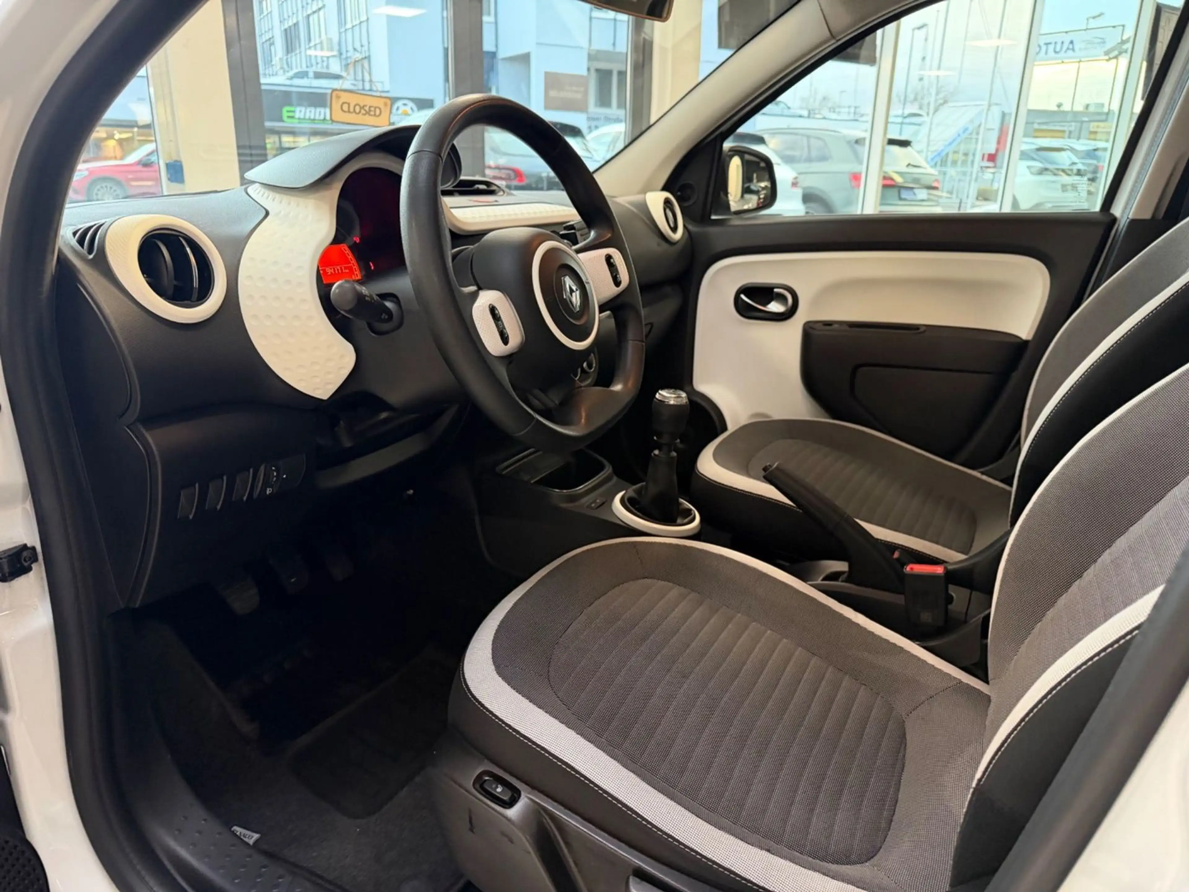 Renault Twingo TCe 90 Limited/KLIMA/SHZ/LED/TÜV NEU! — photo 16