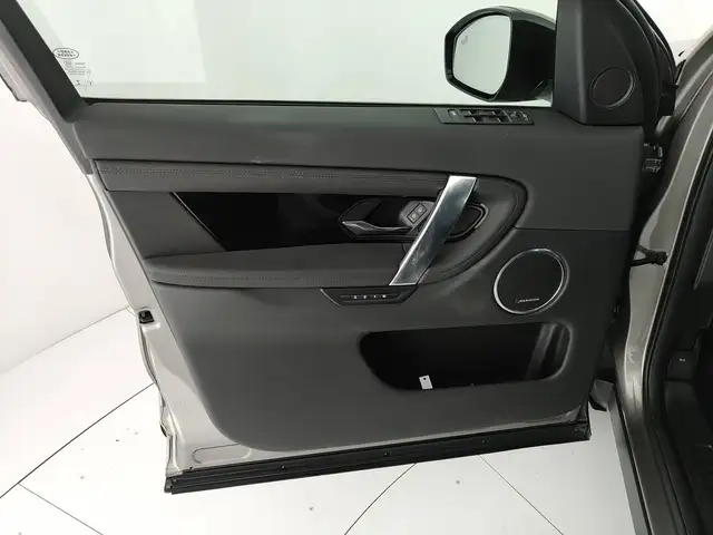 Land Rover Discovery Sport view 12
