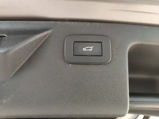 Land Rover Discovery Sport view 11