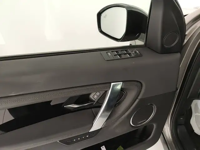 Land Rover Discovery Sport view 13