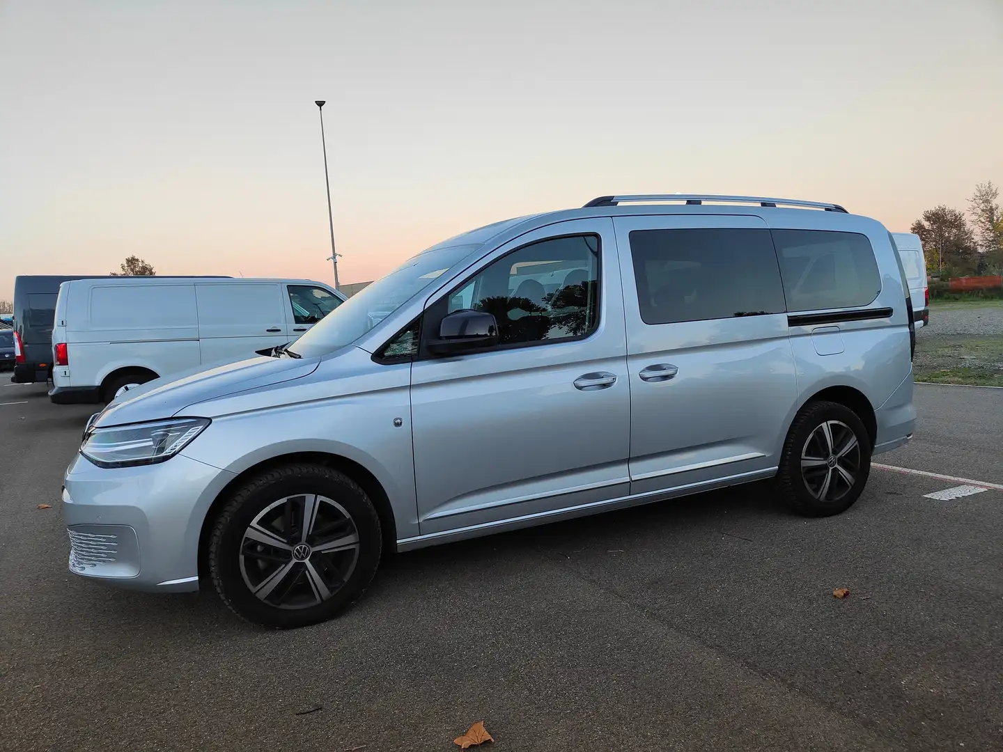 Volkswagen Caddy 2.0 TDI 122 CV DSG MAXI STYLE AUTOCARRO N1 5 Posti Grigio - 2