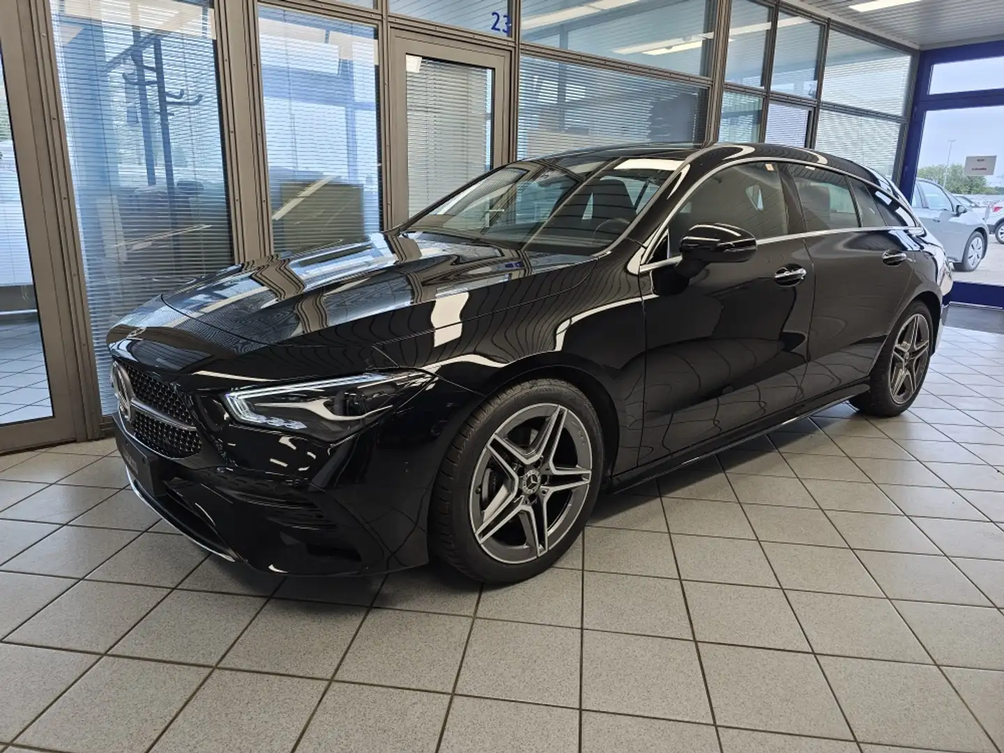 Mercedes-Benz CLA 180 AMG Advanced + Parkassi Schwarz - 2