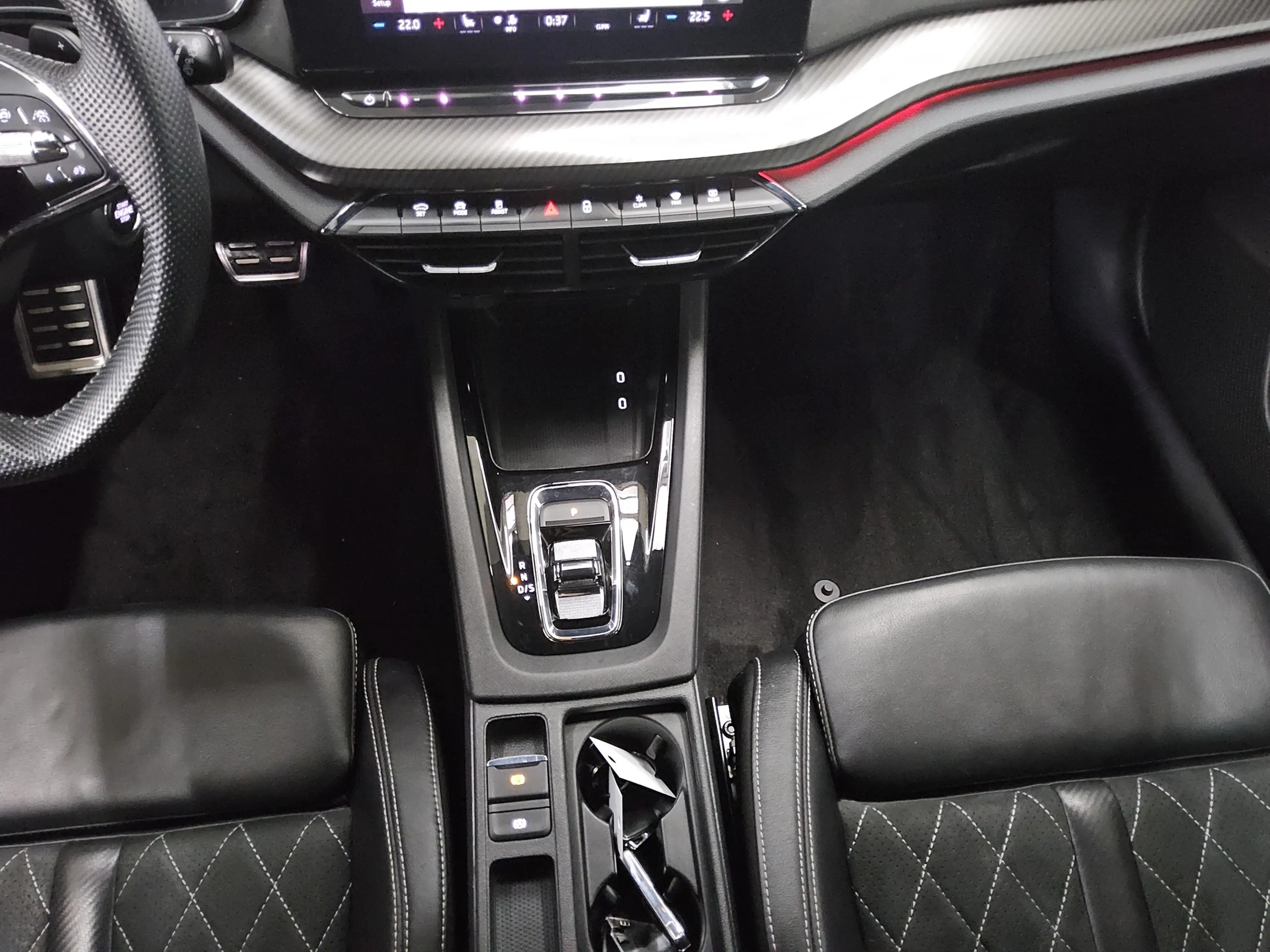 Skoda Octavia OCTAVIA T-LEDER NAVI SPORTSITZE KLIMAAUT RADIO TEMPO MFL SHZ VC PDC HUD ACC Matrix — photo 6